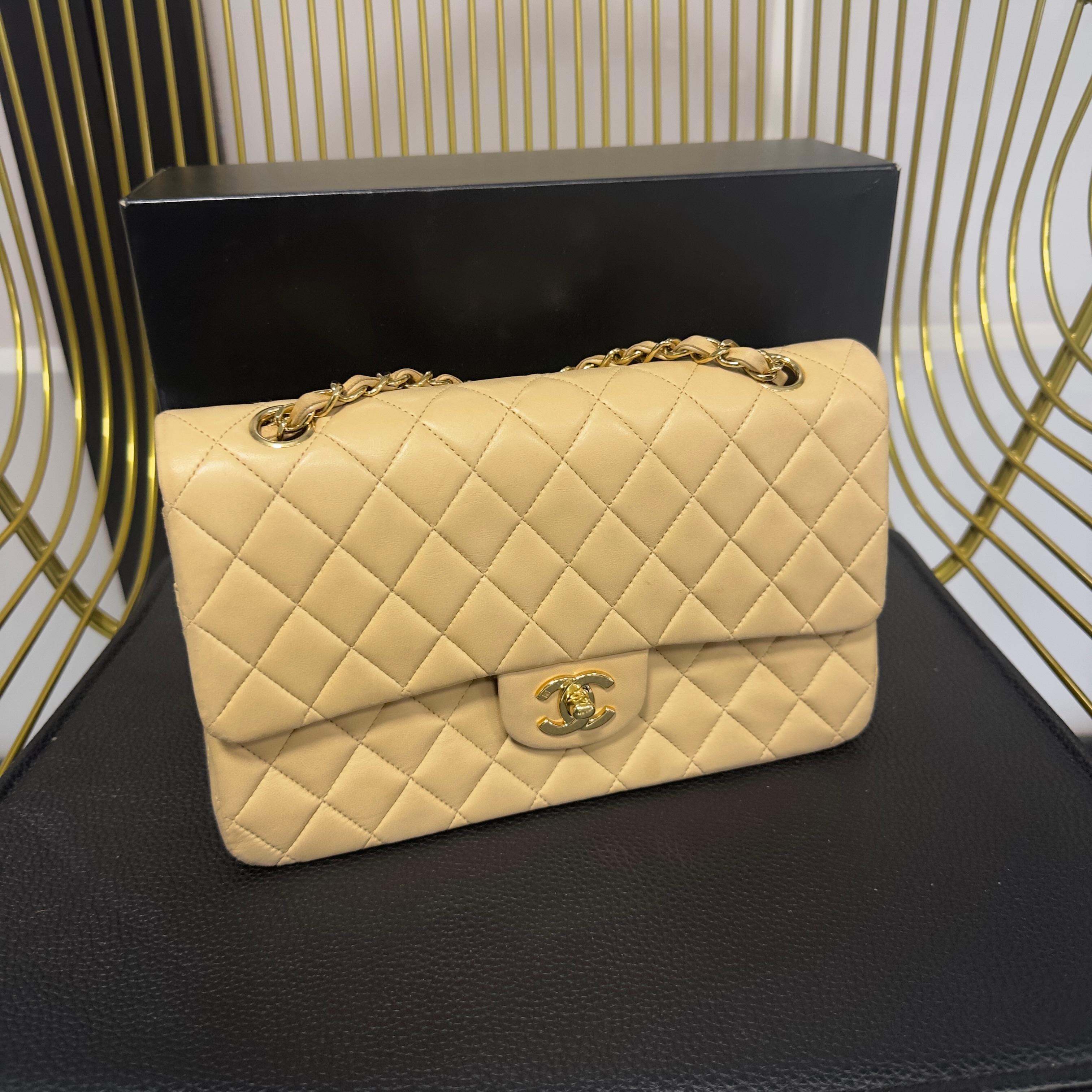Iconique et intemporel, ce Chanel Classic Double Flap 25 cm est confectionné en cuir d'agneau beige ultra-doux et doté de l'incontournable fermeture en métal plaqué or 24k, en parfaite harmonie avec le ton chaud du cuir.
Une teinte précieuse et