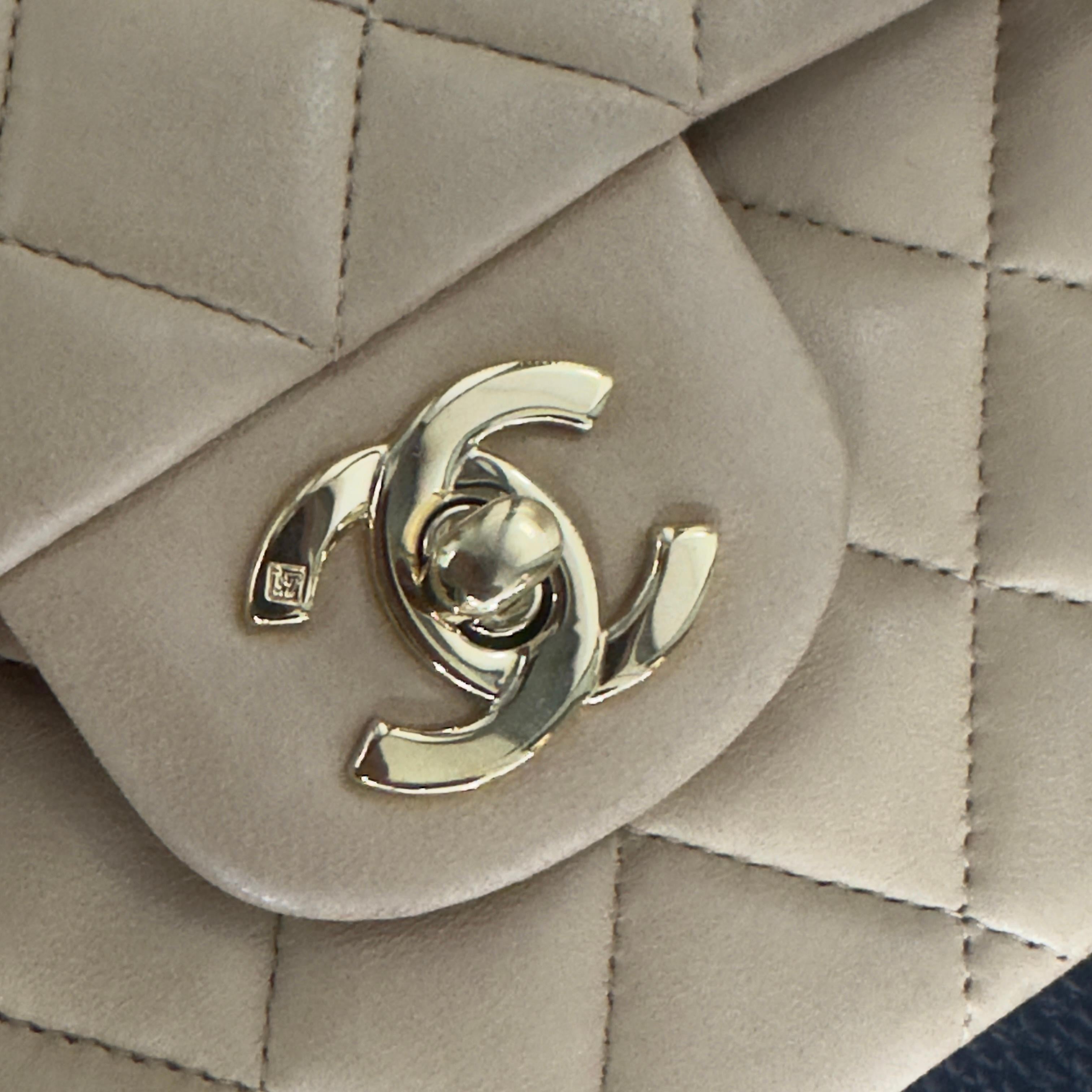 Chanel Classic Double Flap 25 cm en cuir d'agneau beige, avec des accessoires dorés en vente 15