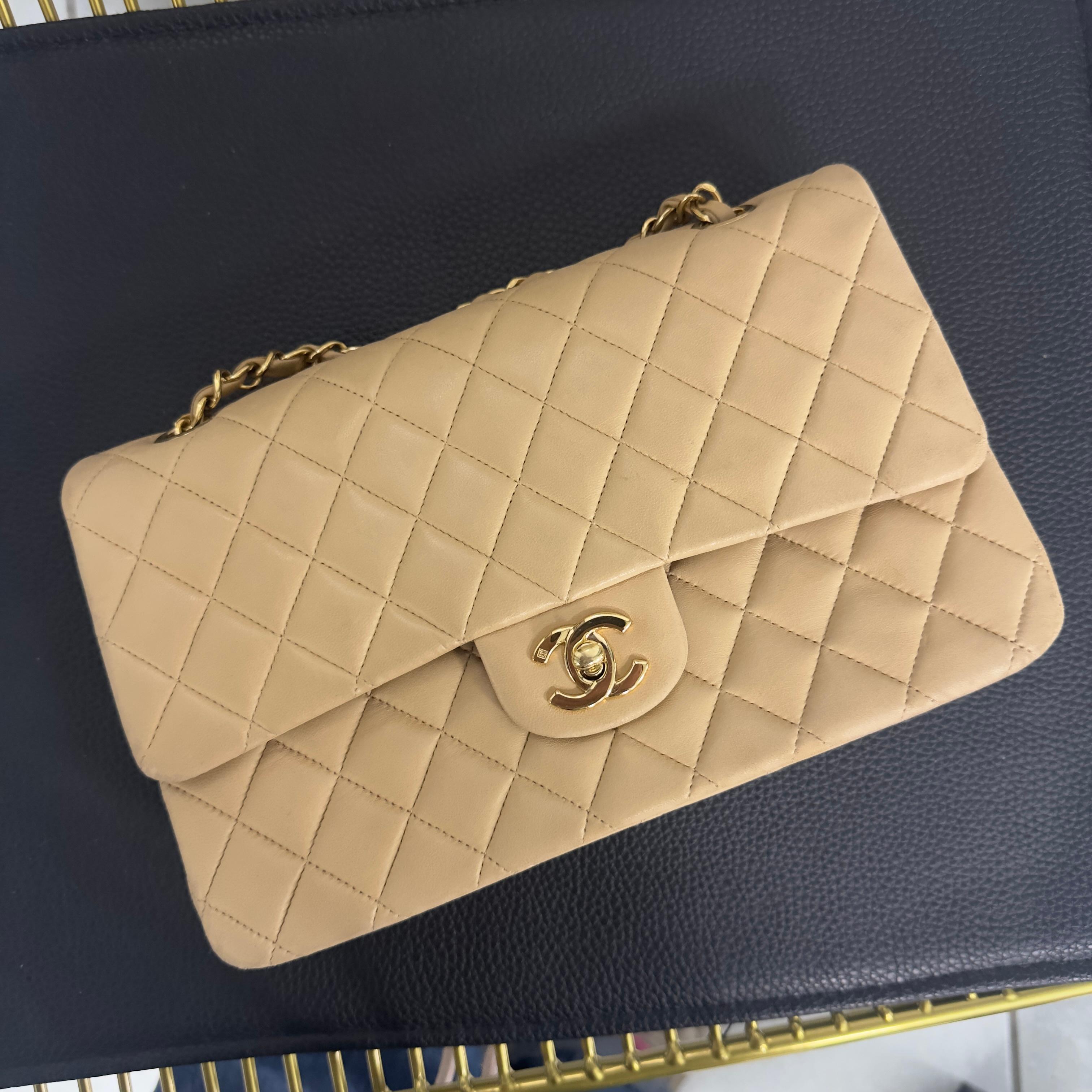 Black Chanel Classic Double Flap 25 cm en cuir d'agneau beige, avec des accessoires dorés en vente