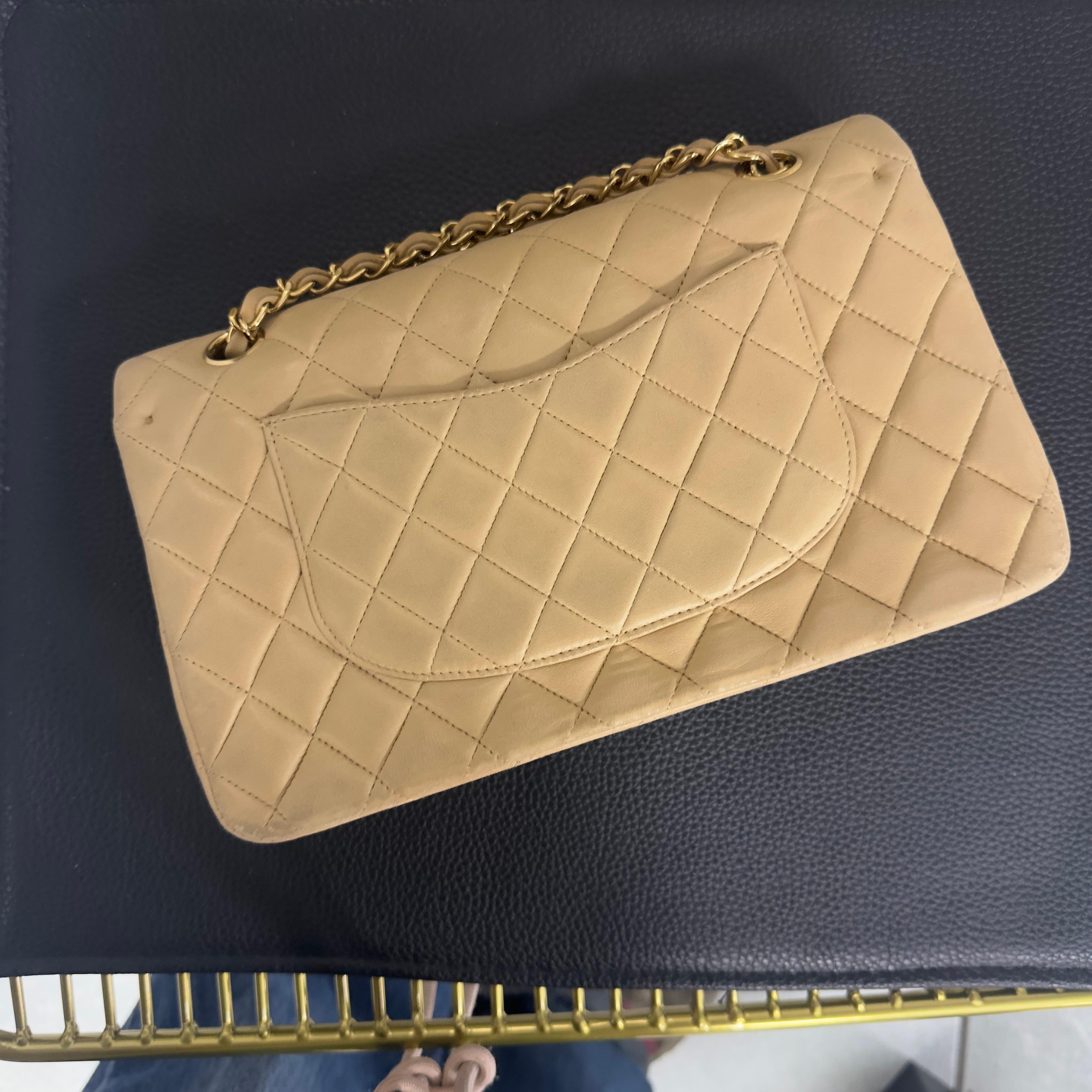 Chanel Classic Double Flap 25 cm en cuir d'agneau beige, avec des accessoires dorés Unisexe en vente