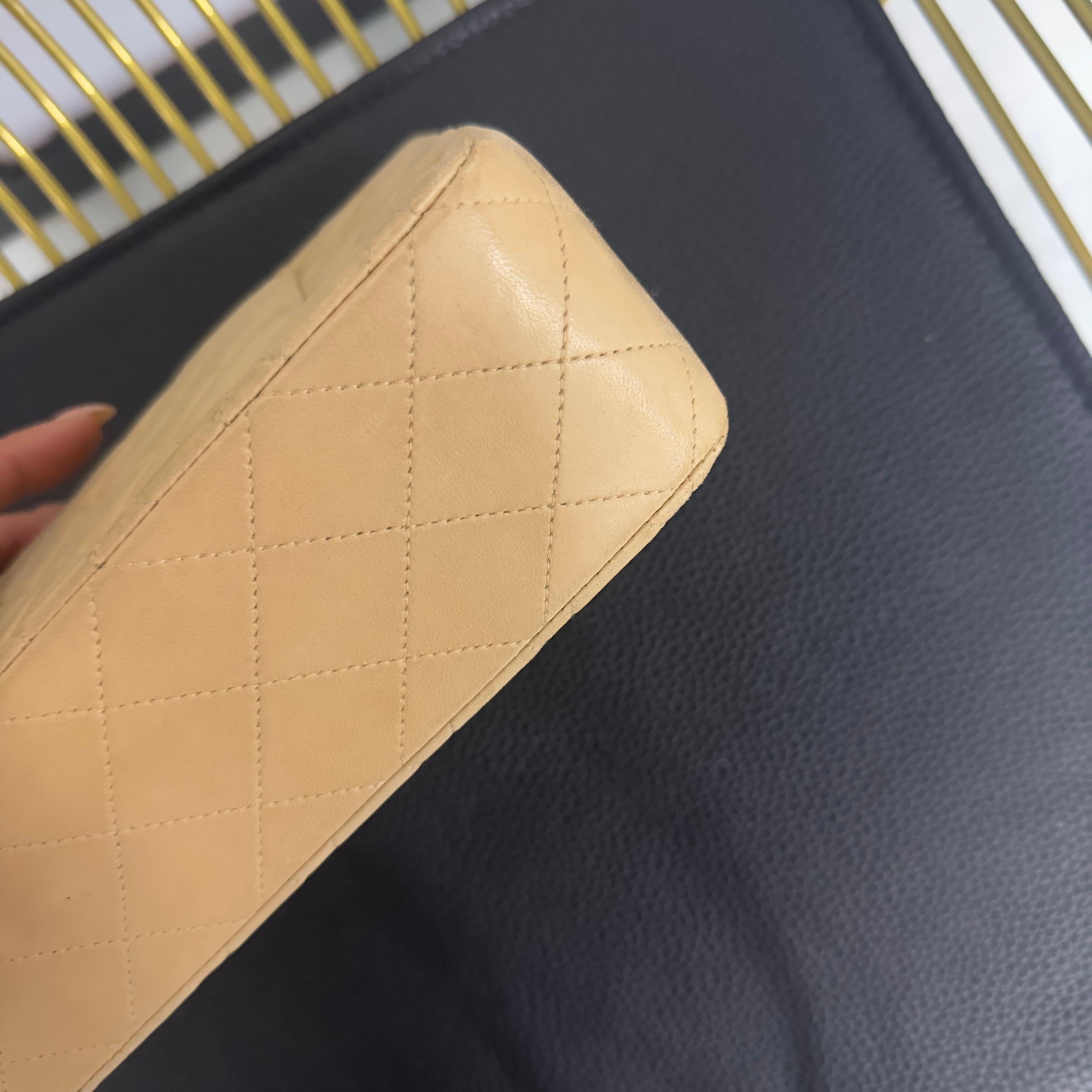 Chanel Classic Double Flap 25 cm en cuir d'agneau beige, avec des accessoires dorés en vente 1