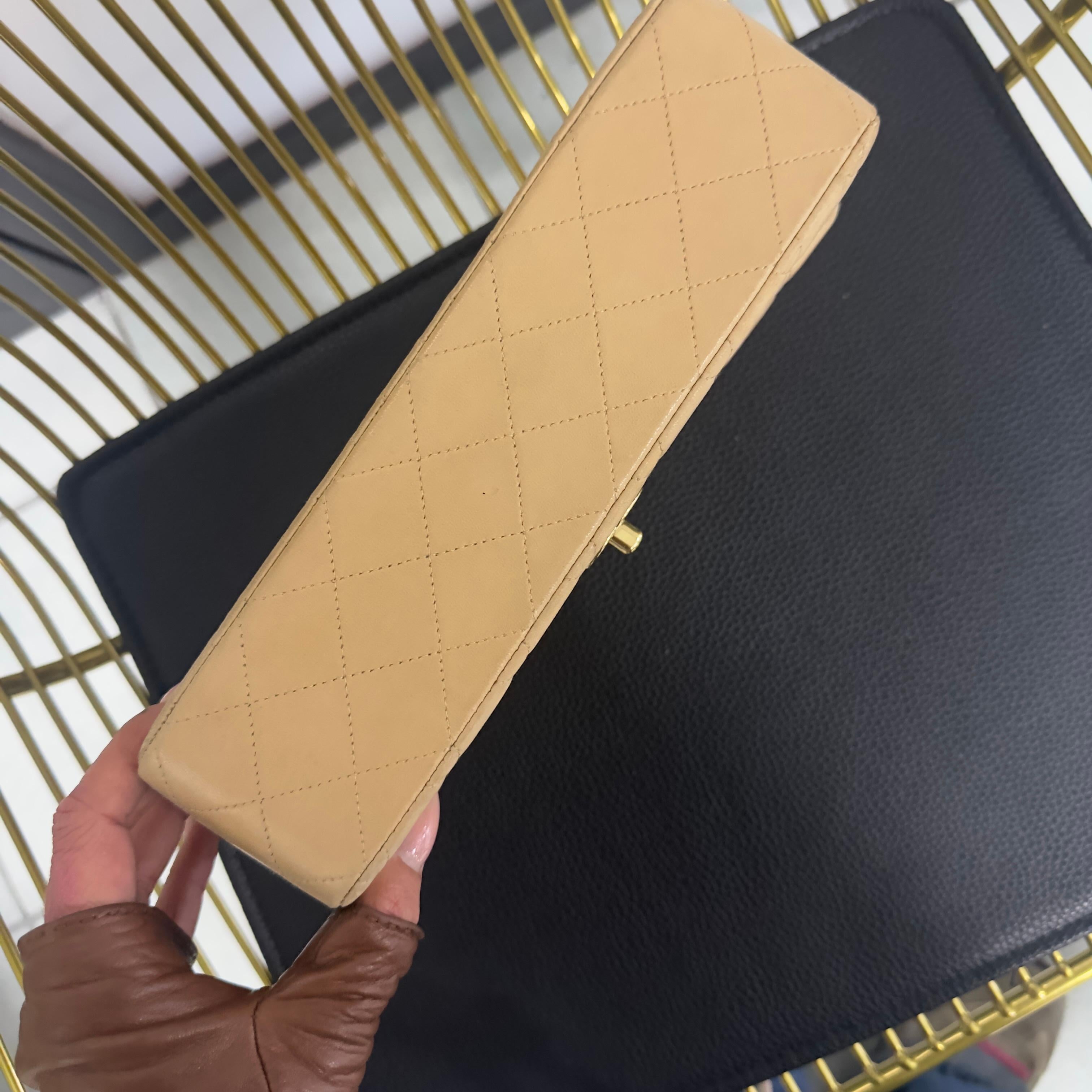 Chanel Classic Double Flap 25 cm en cuir d'agneau beige, avec des accessoires dorés en vente 2