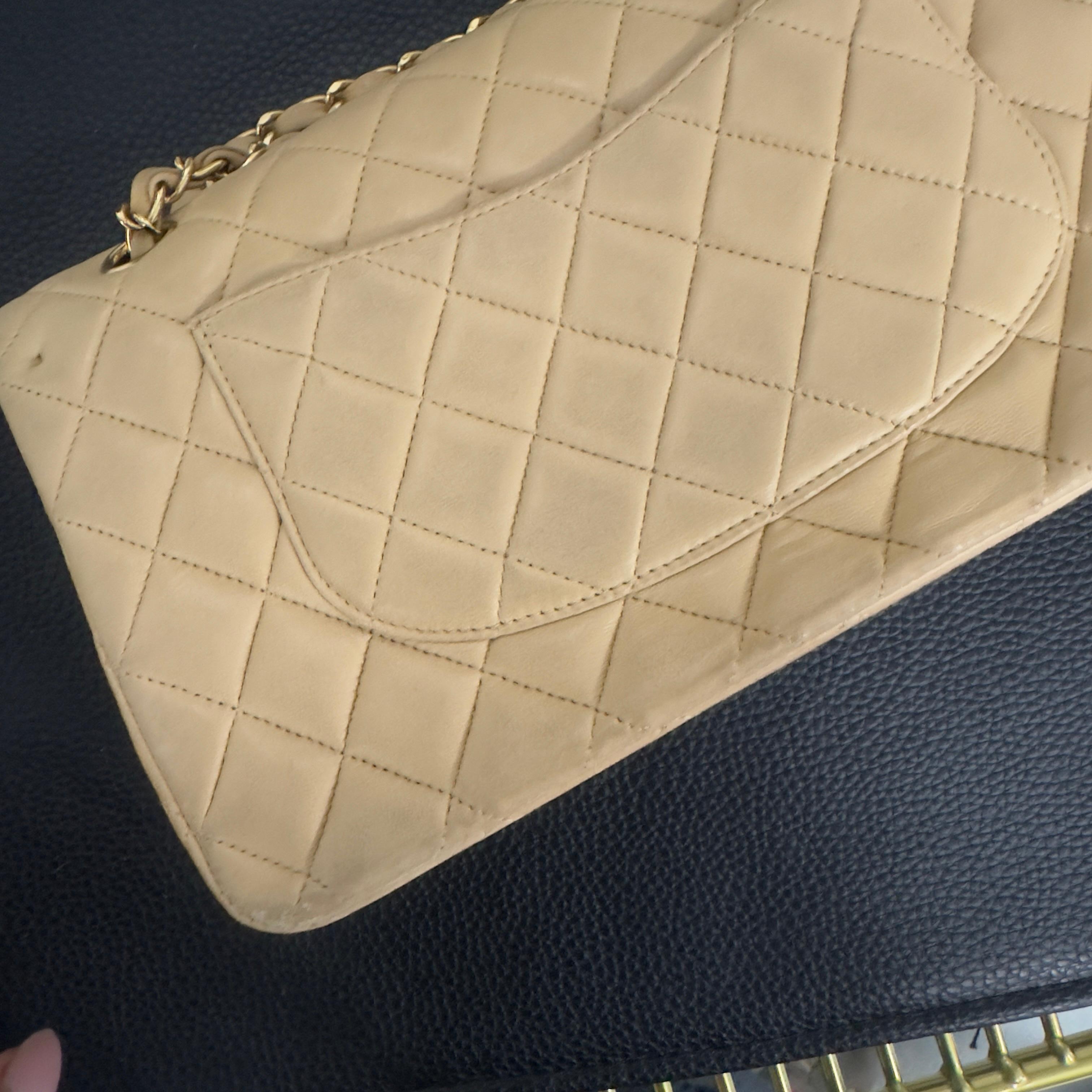 Chanel Classic Double Flap 25 cm en cuir d'agneau beige, avec des accessoires dorés en vente 3
