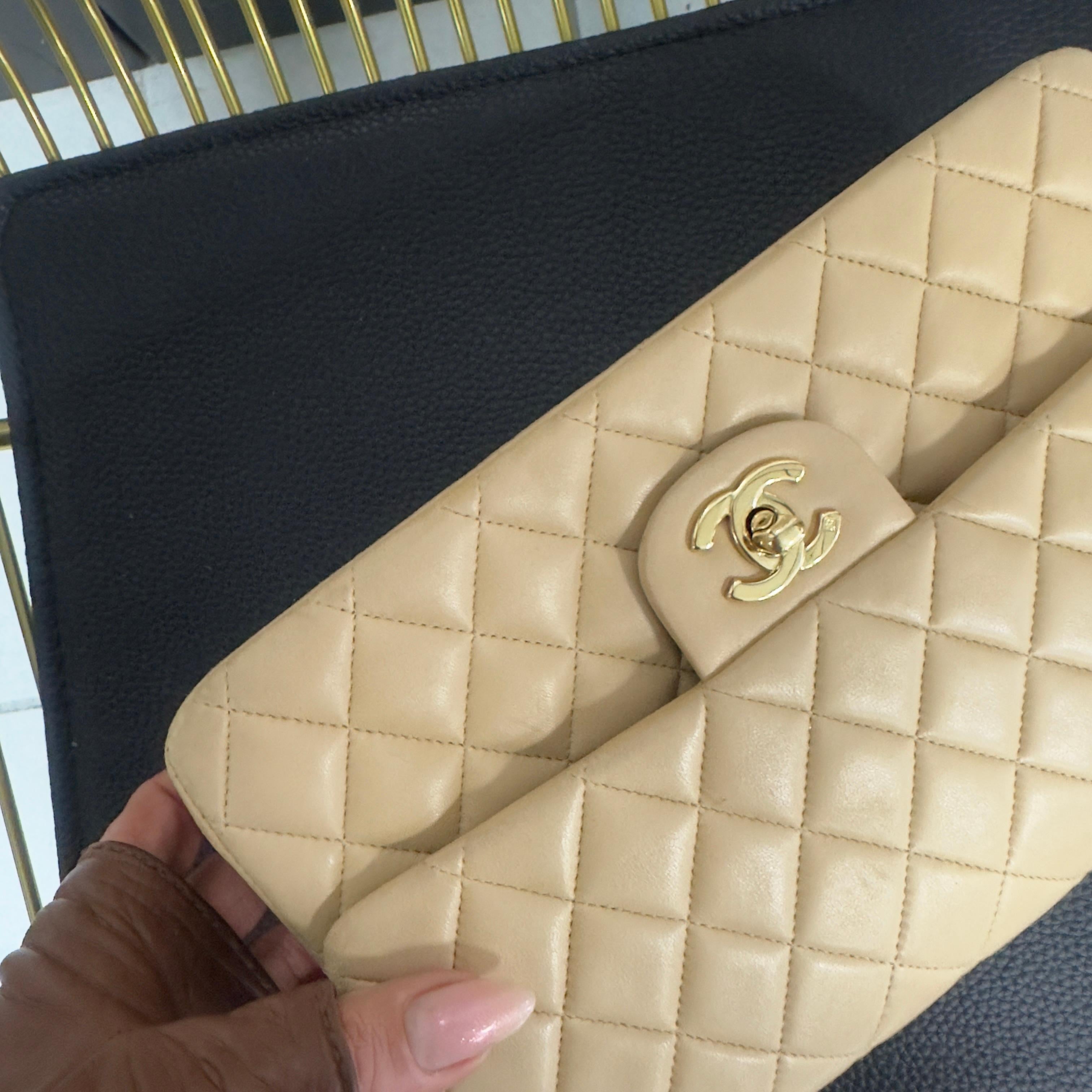 Chanel Classic Double Flap 25 cm en cuir d'agneau beige, avec des accessoires dorés en vente 4
