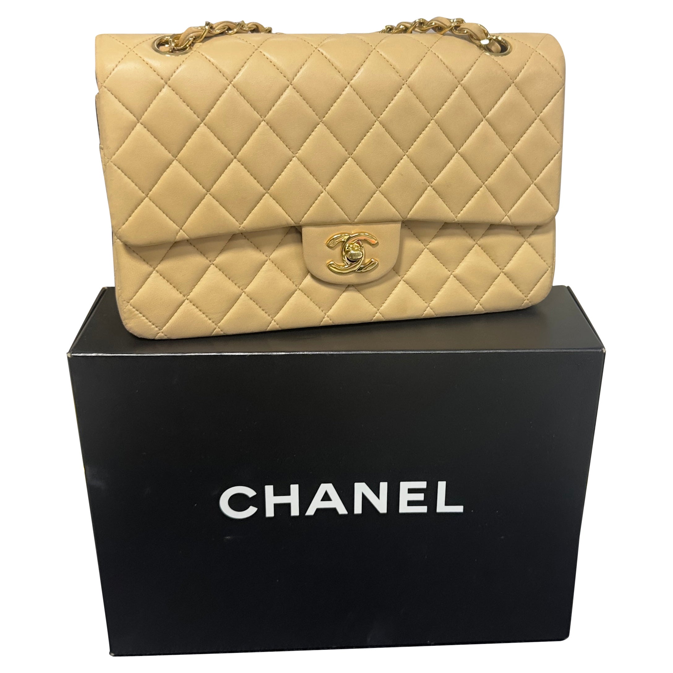 Chanel Classic Double Flap 25 cm en cuir d
agneau beige, avec des accessoires dorés