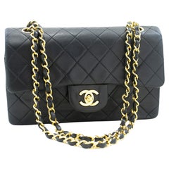 CHANEL Sac à bandoulière classique à double rabat avec chaîne de 9 pouces en cuir d'agneau noir