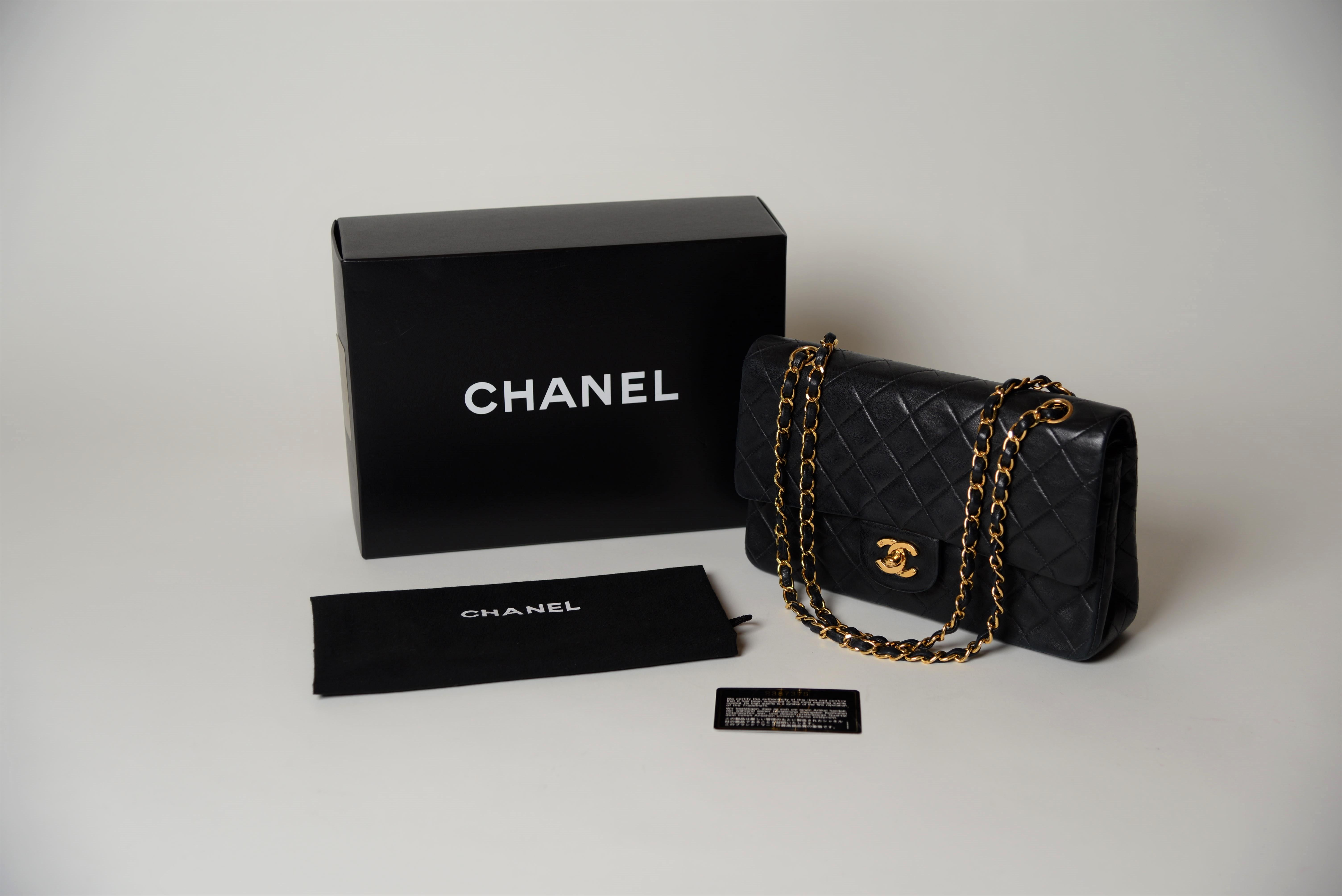 From the collection of Savineti we offer this Chanel Classic Double Flap:
-	Brand: Chanel
-	Model: Classic Double Flap
-	Year: 1991-1994
-	Code: 2387375
-	Condition: Good
-	Materials: lambskin leather
-	Extras: Full-Set - original Chanel box,