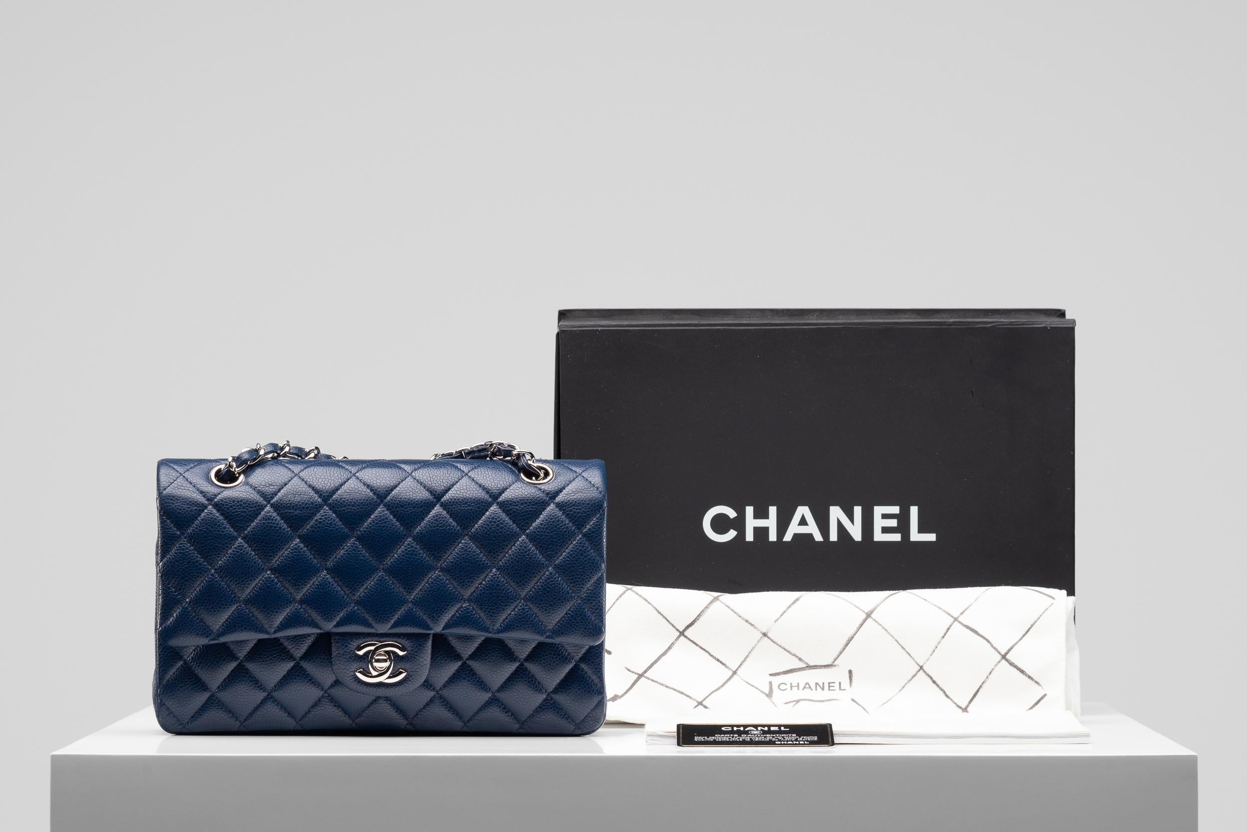 From the collection of SAVINETI we offer this Chanel Classic Flap Medium:
-    Brand: Chanel
-    Model: Classic Flap Medium
-    Color: Navy Blue
-    Year: 2011
-    Serial number: 15779698
-    Condition: Very Good Condition
-    Materials: