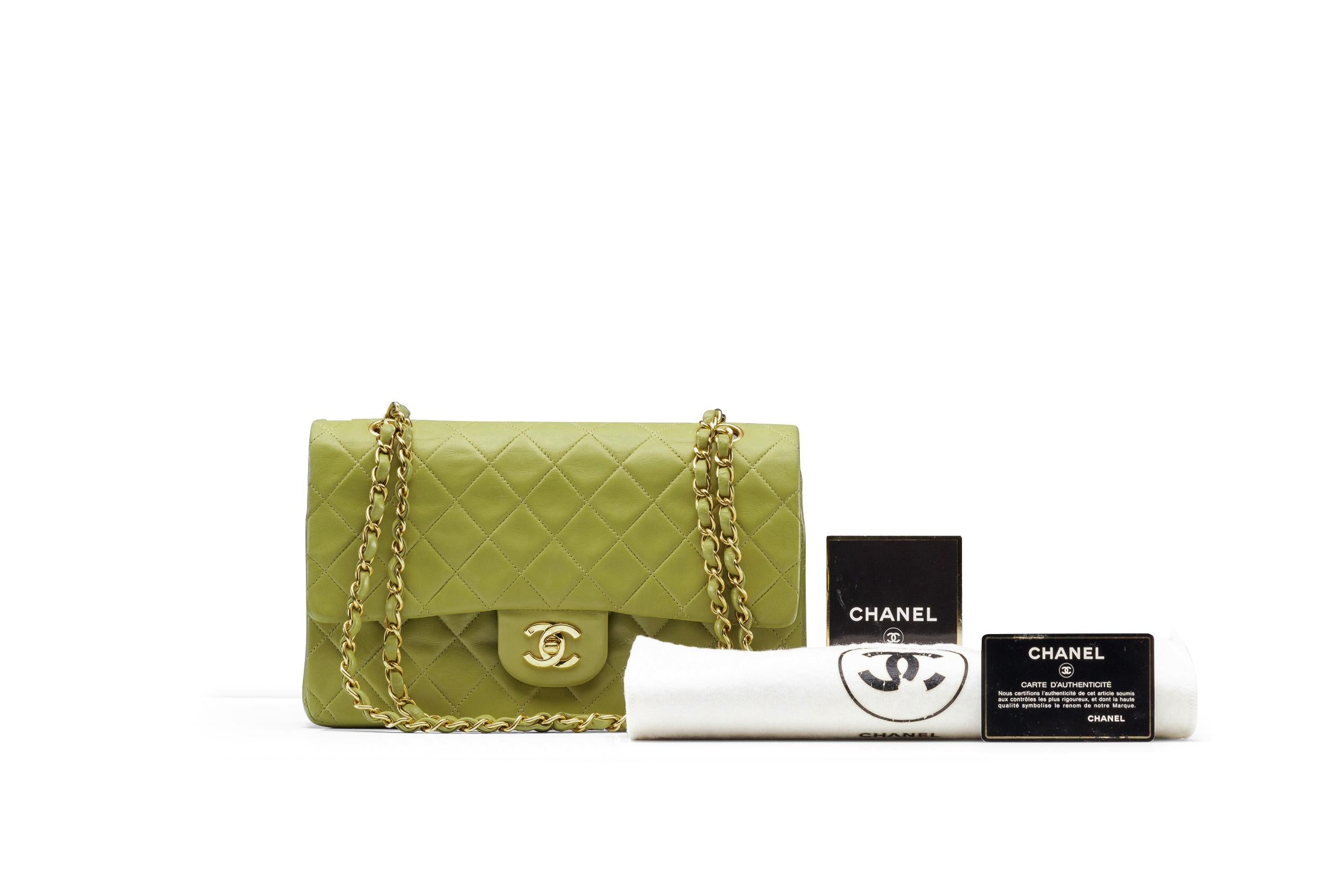 From the collection of SAVINETI we offer this Chanel Classic Flap Medium:
-    Brand: Chanel
-    Model: Classic Flap Medium
-    Color: Lime (super rare)
-    Year: 1994-1996
-    Condition: Very Good Condition
-    Materials: Lambskin leather, 24k