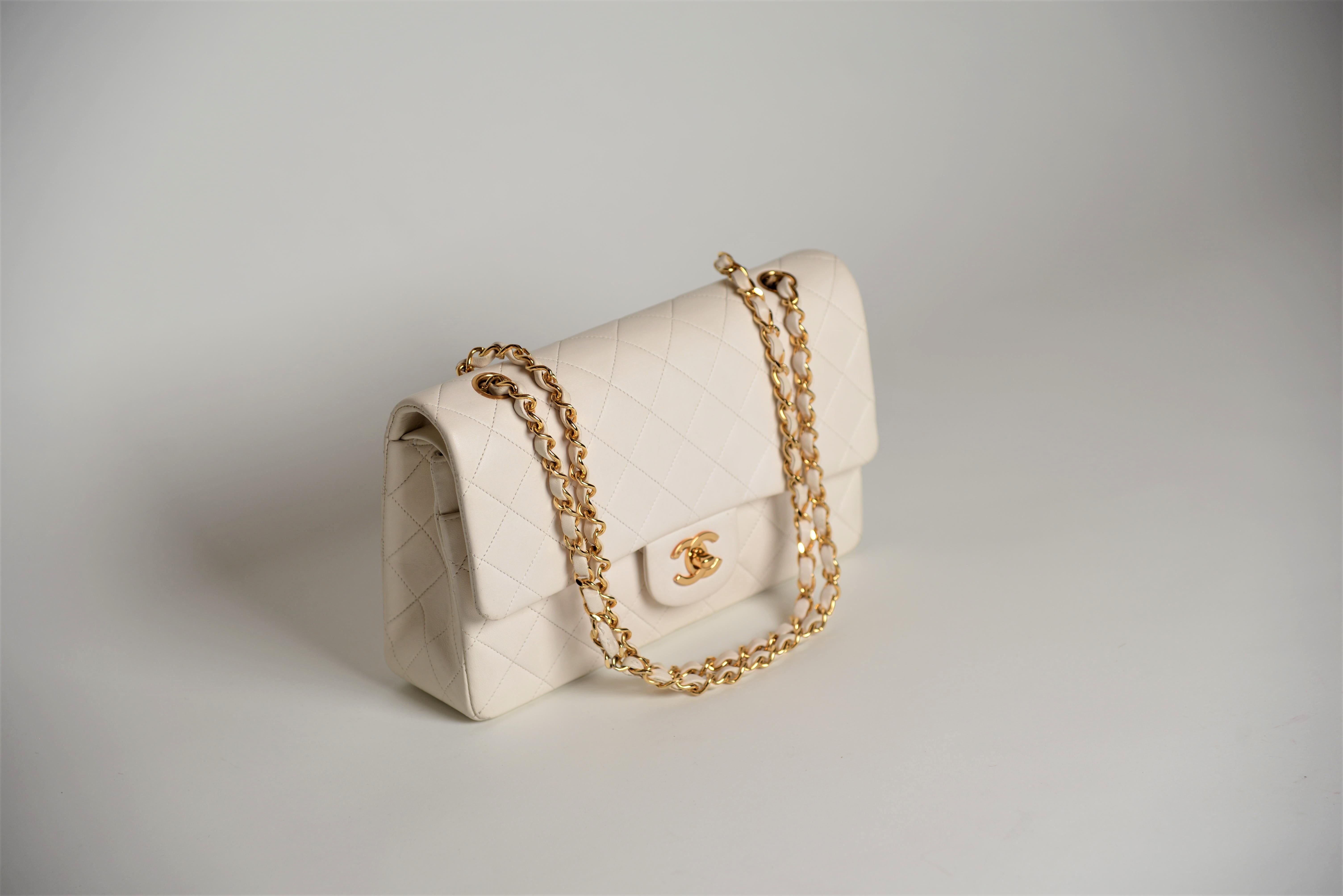Chanel Classic Double Flap Bag Medium White Lambskin  In Good Condition In Roosendaal, NL