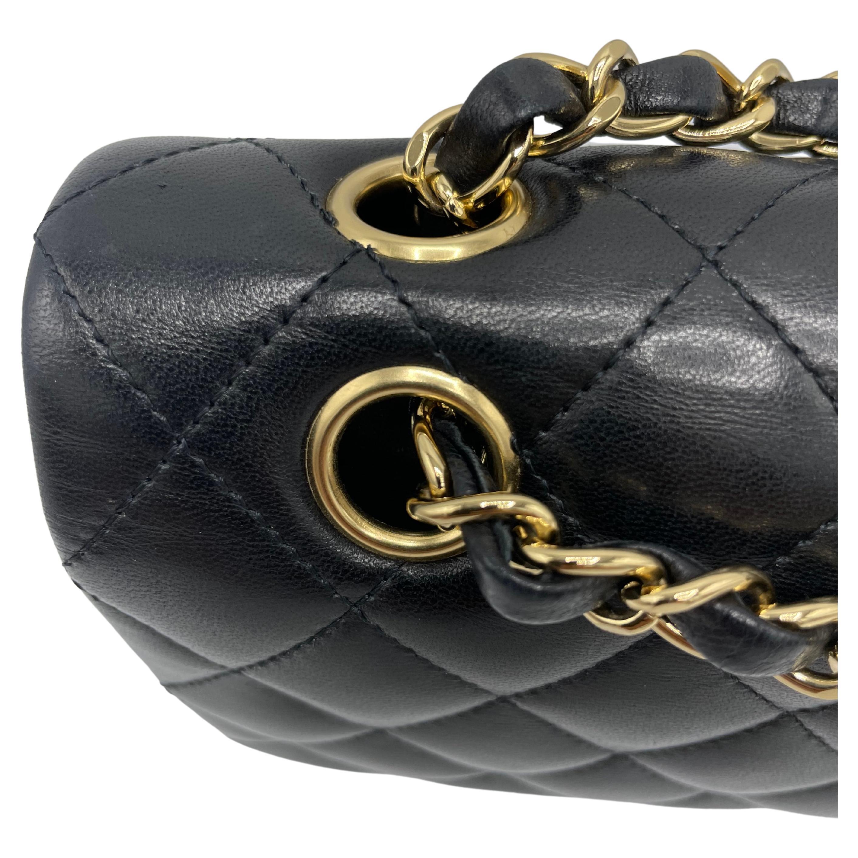Chanel Klassische Tasche mit doppelter Klappe aus gestepptem Lammfell in Gold im Angebot 5