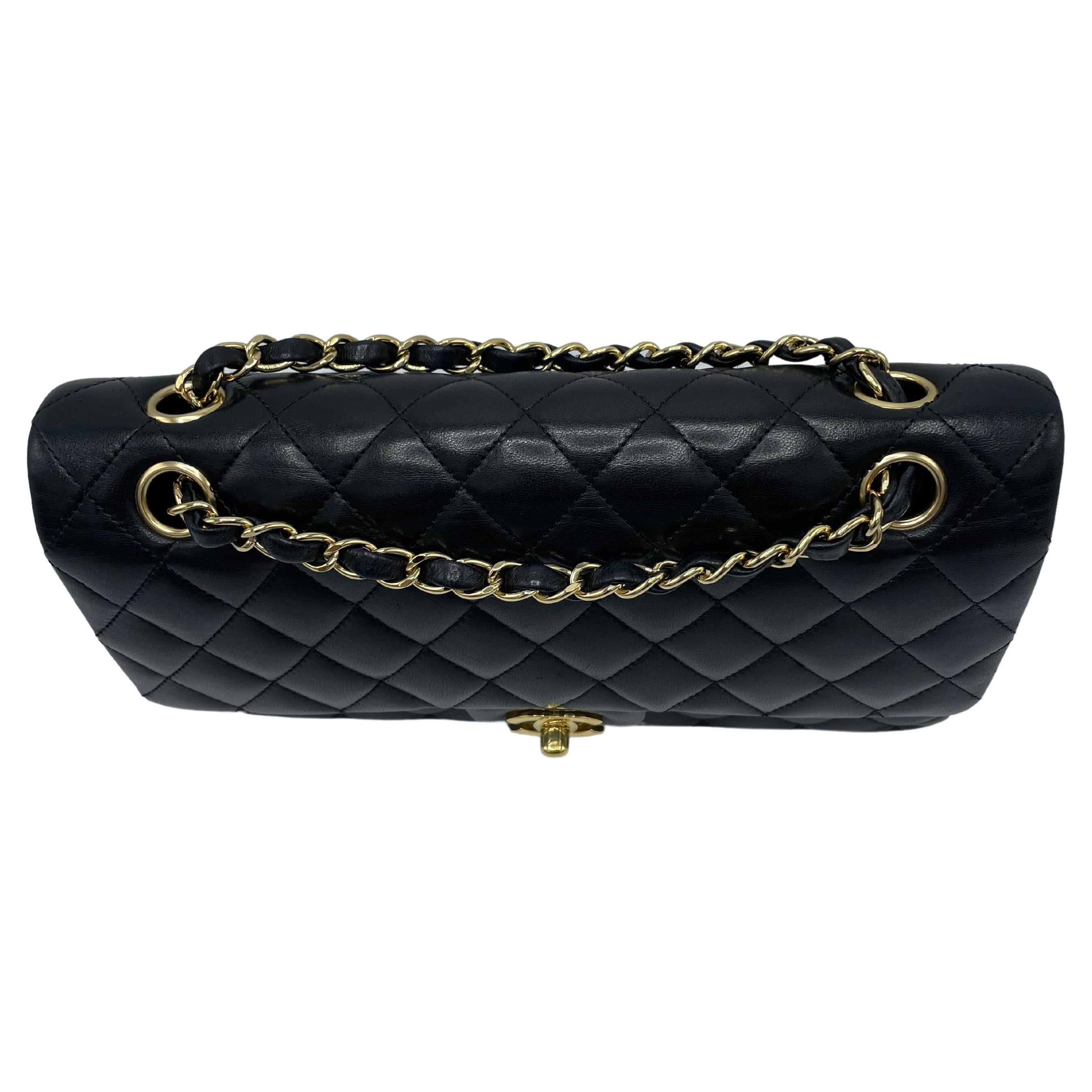 Chanel Klassische Tasche mit doppelter Klappe aus gestepptem Lammfell in Gold im Angebot 6
