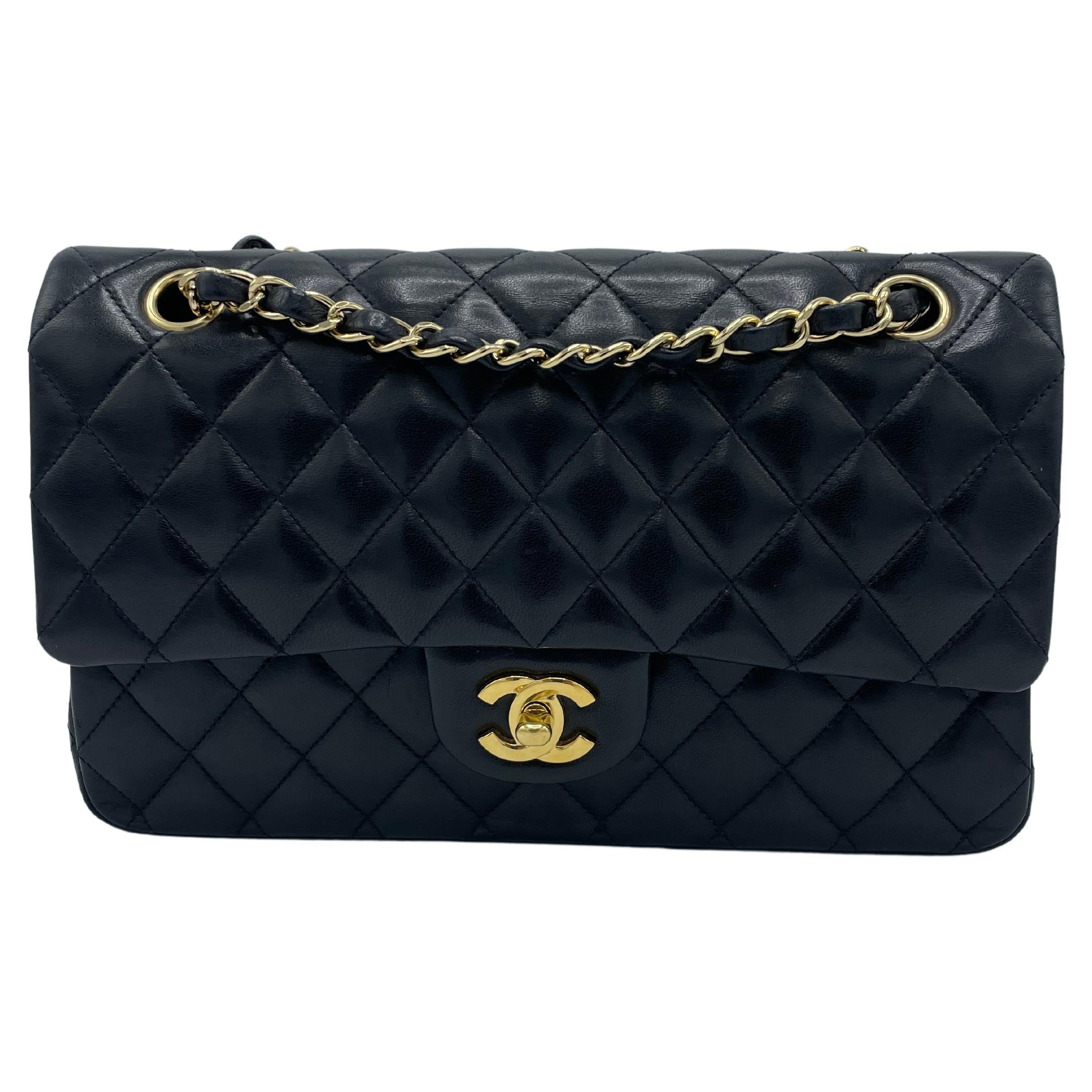 Chanel Klassische Tasche mit doppelter Klappe aus gestepptem Lammfell in Gold im Angebot 7