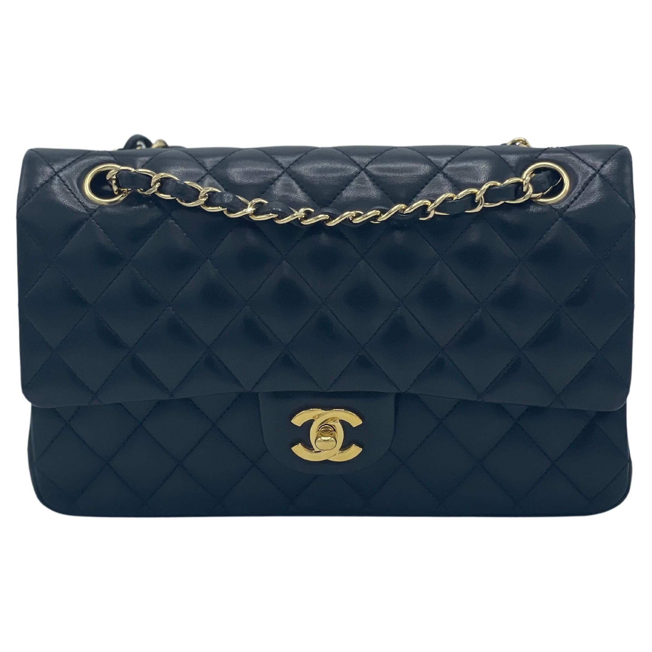 Chanel Klassische Tasche mit doppelter Klappe aus gestepptem Lammfell in Gold im Angebot 8