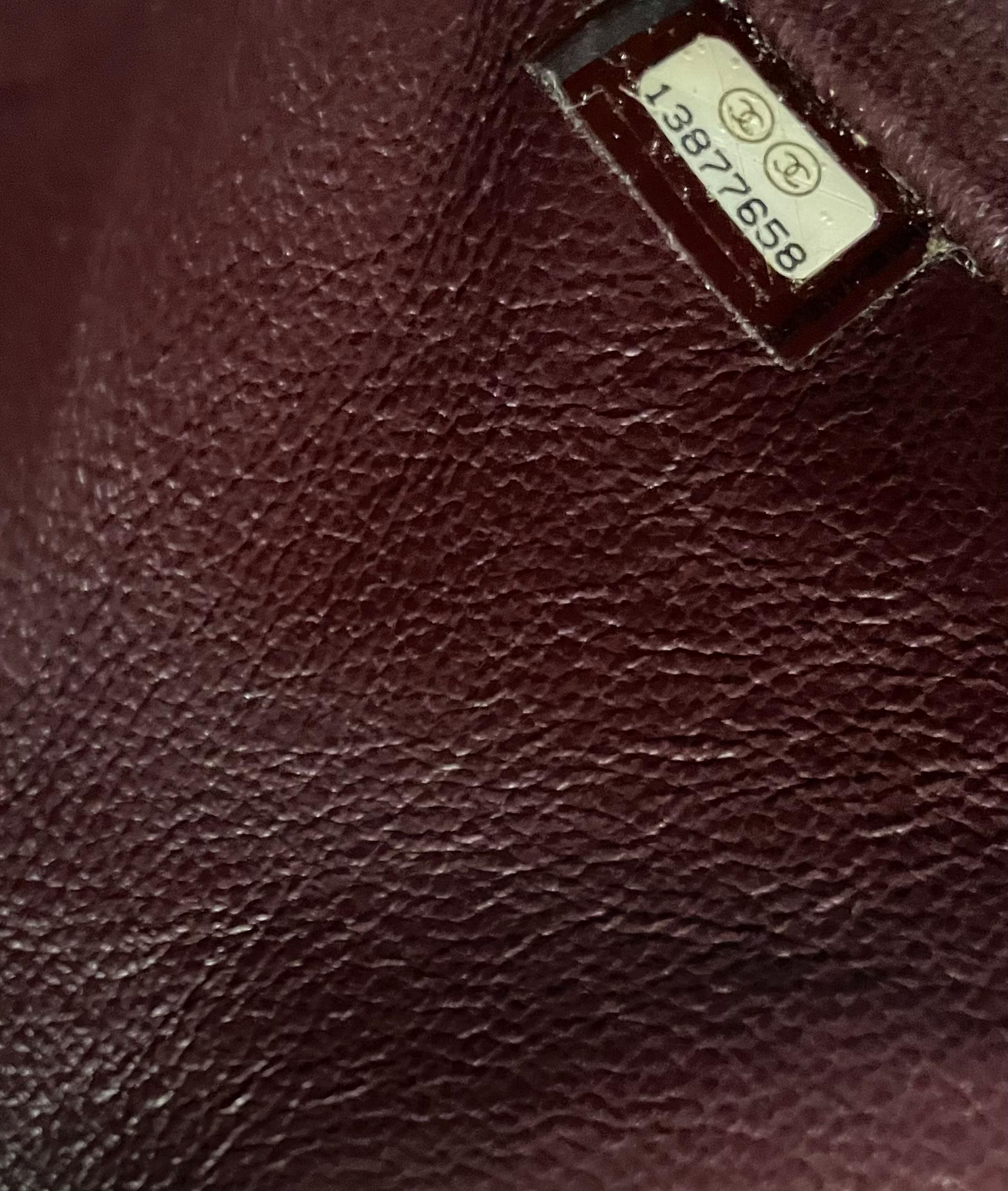 Chanel Klassische Tasche mit doppelter Klappe aus gestepptem Lammfell in Gold im Angebot 9