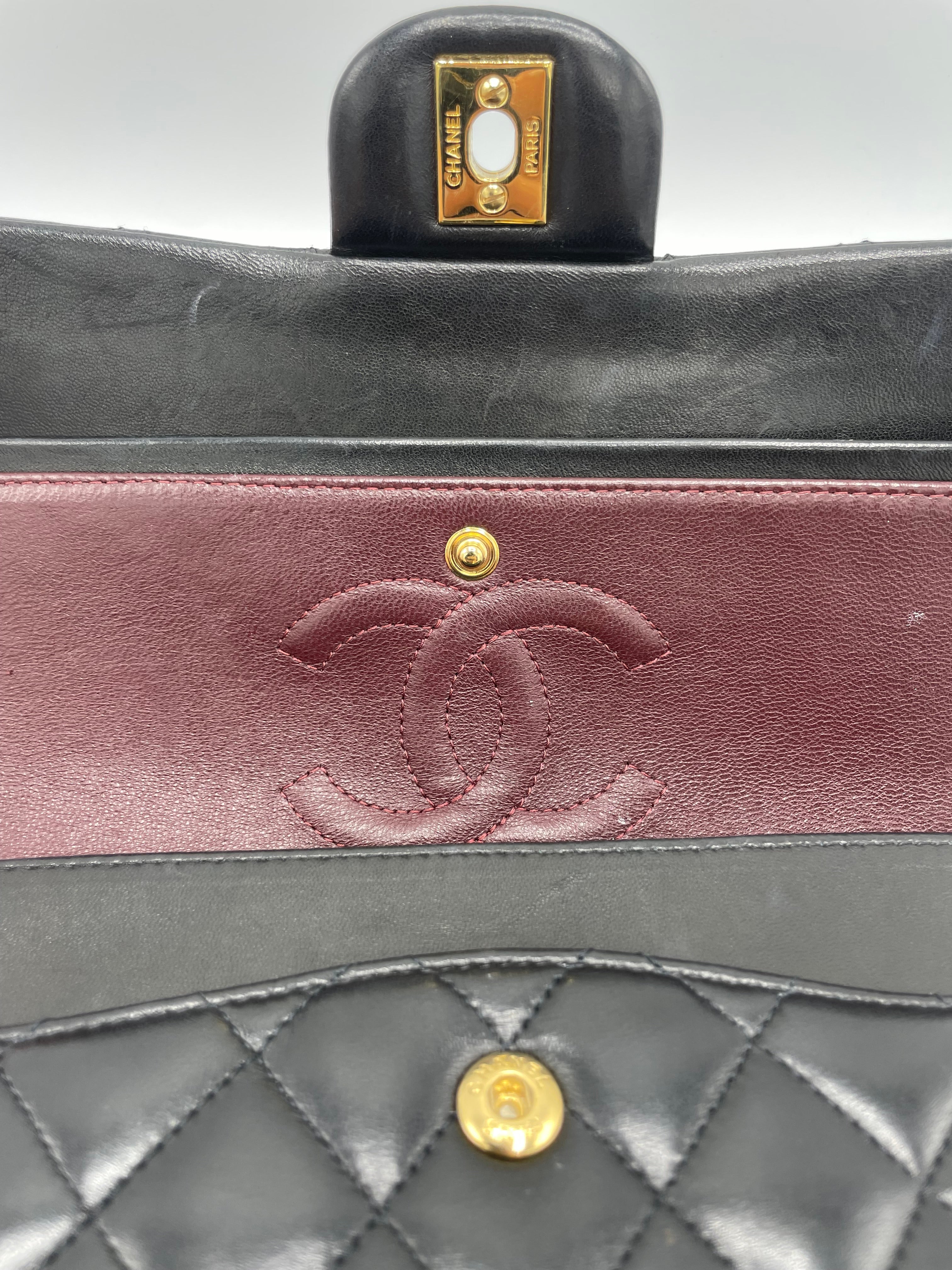 Chanel Klassische Tasche mit doppelter Klappe aus gestepptem Lammfell in Gold (Schwarz) im Angebot