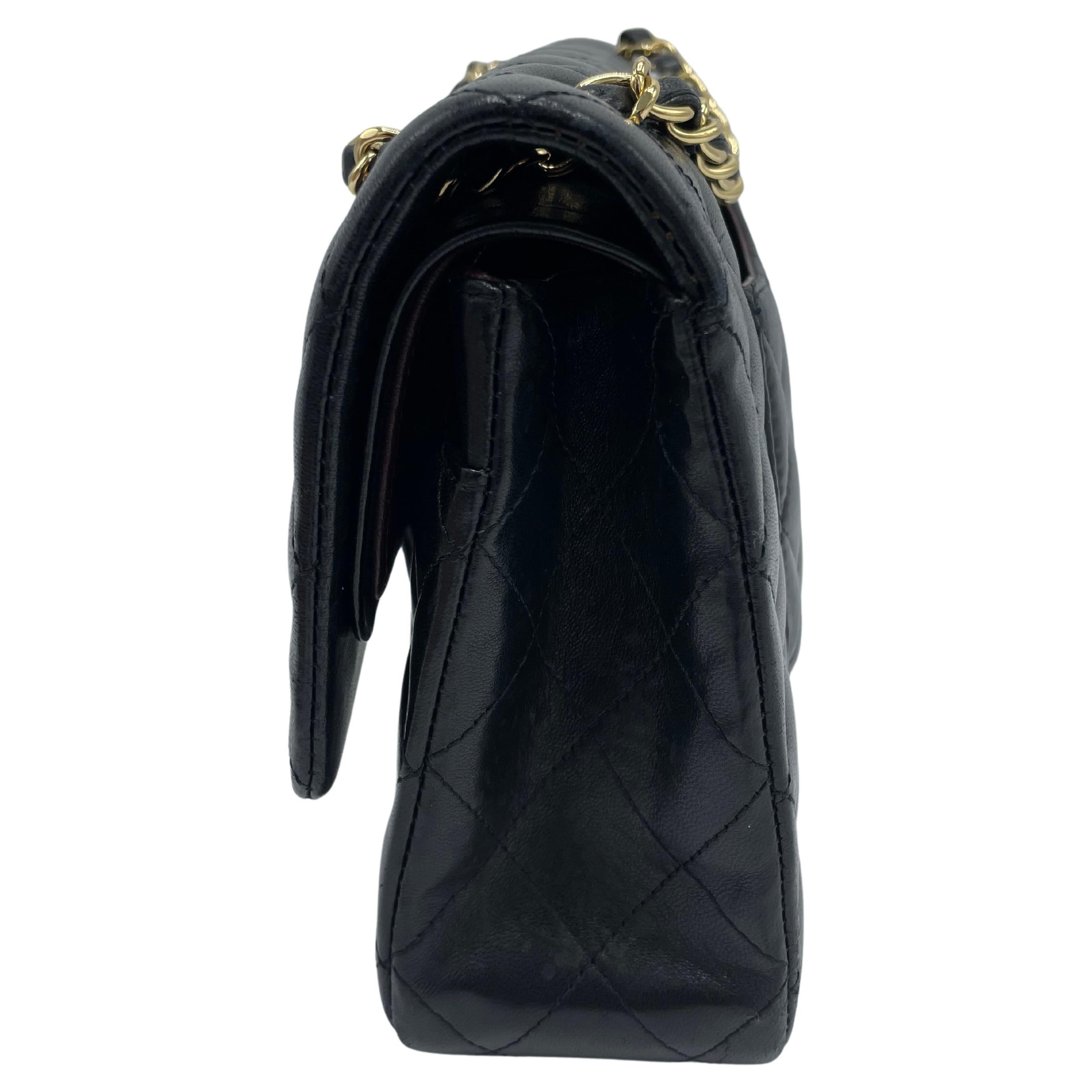 Chanel Klassische Tasche mit doppelter Klappe aus gestepptem Lammfell in Gold für Damen oder Herren im Angebot