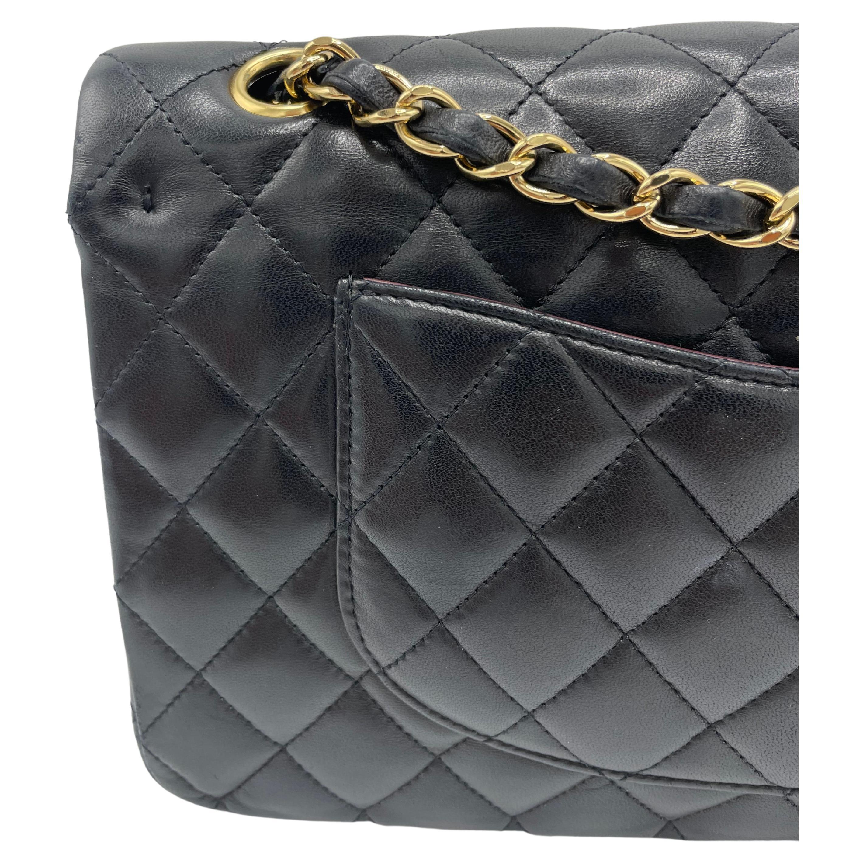 Chanel Klassische Tasche mit doppelter Klappe aus gestepptem Lammfell in Gold im Angebot 1