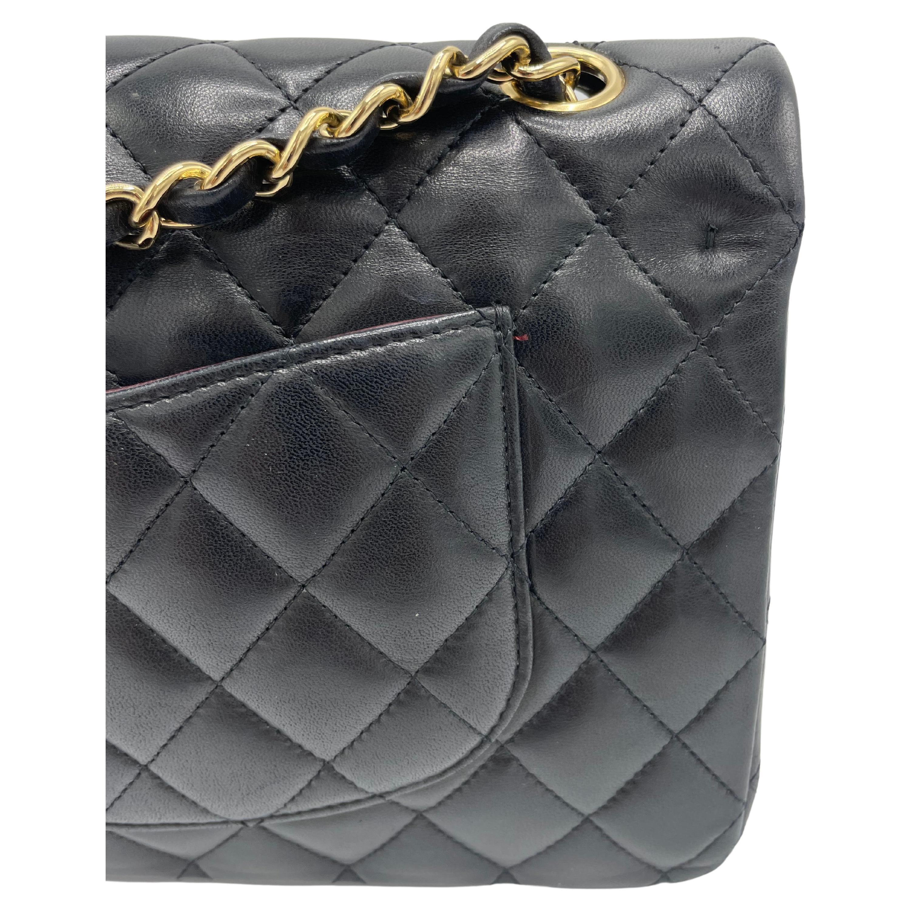 Chanel Klassische Tasche mit doppelter Klappe aus gestepptem Lammfell in Gold im Angebot 2