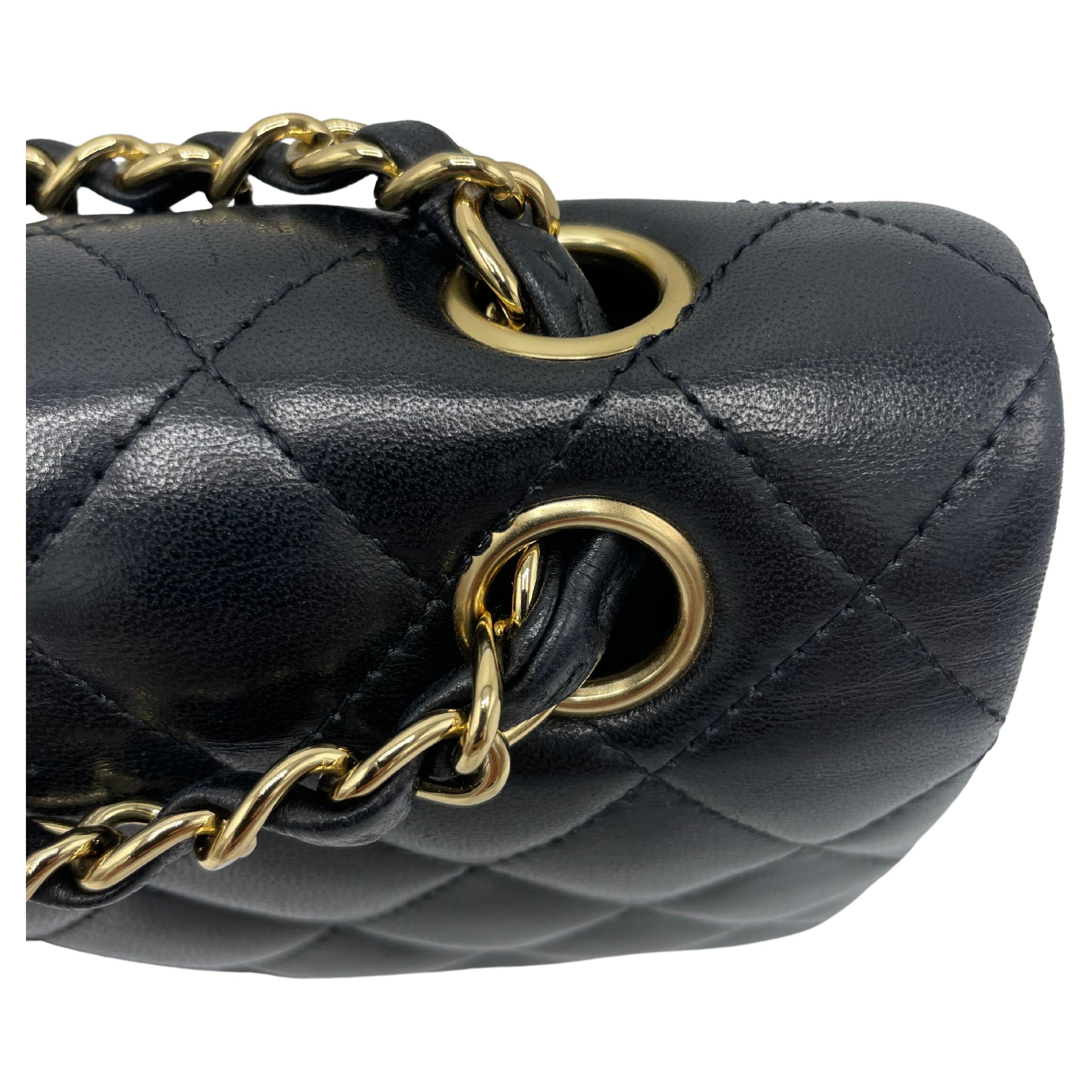 Chanel Klassische Tasche mit doppelter Klappe aus gestepptem Lammfell in Gold im Angebot 4