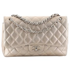Sac à double rabat classique Chanel en cuir d
agneau matelassé Jumbo