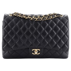 Sac à double rabat classique Chanel en cuir d
agneau matelassé Maxi