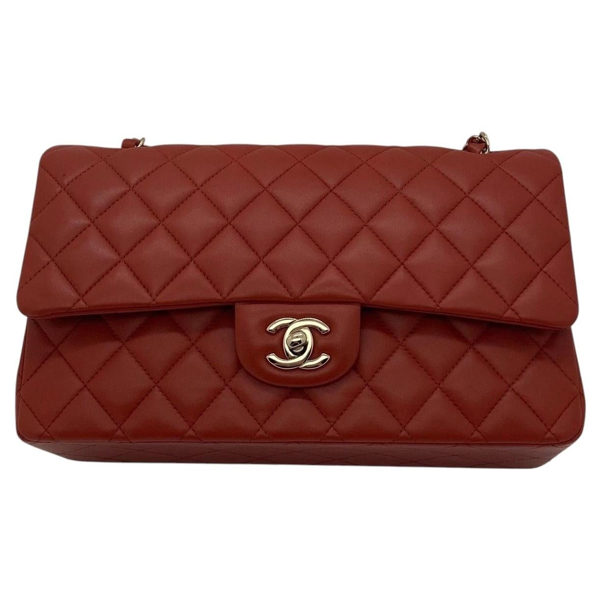 Chanel Classic Double Flap Bag, gestepptes Lammleder, mittelgroß, rot, GHW-Chip