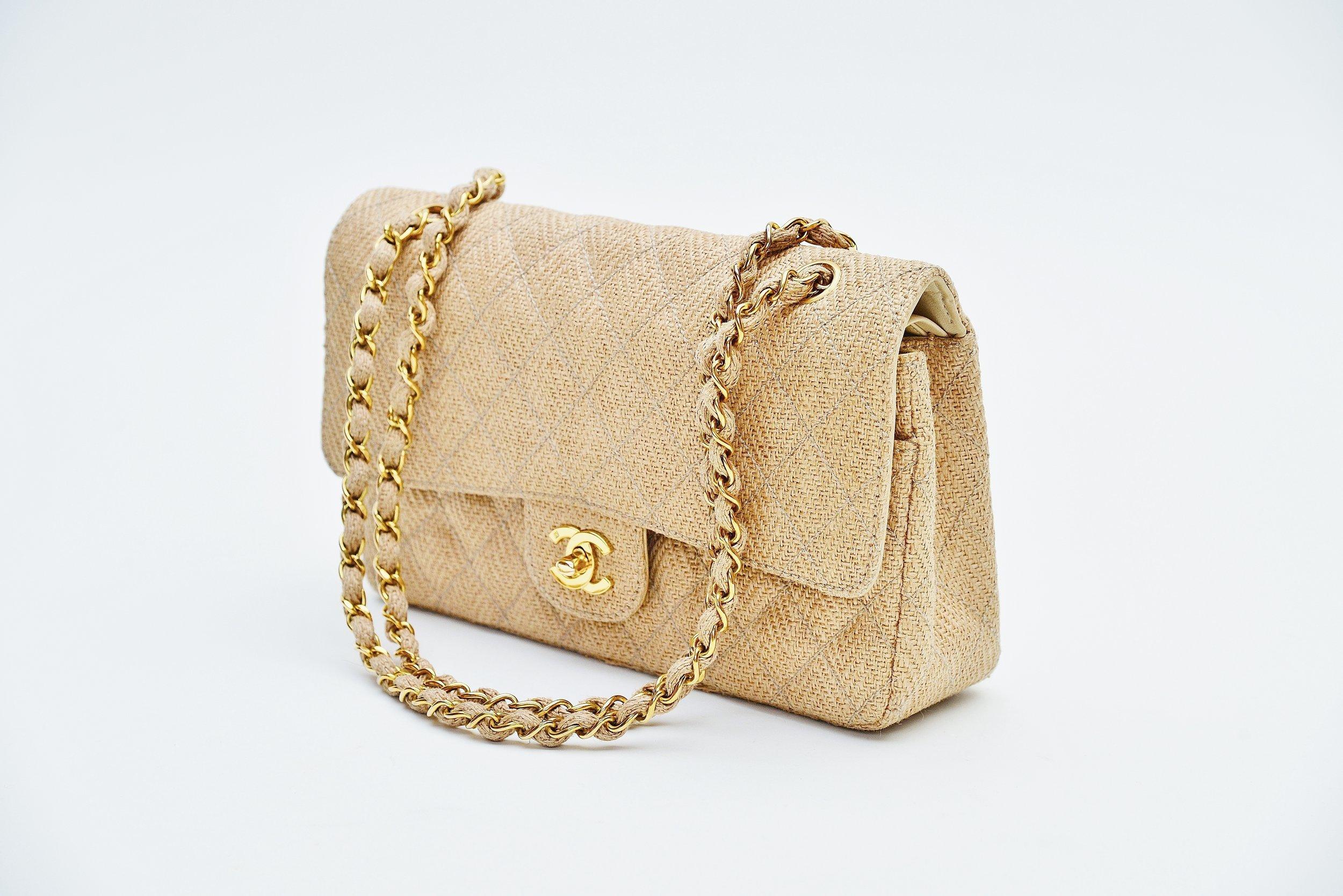 From the collection of Savineti we offer this Chanel Classic double flap bag:
-	Brand: Chanel
-	Model: Classic double flap
-	Condition: Good (see pictures for a better impression)
-	Materials: sisal, leather, gold hardware
-	Extras: comes with a