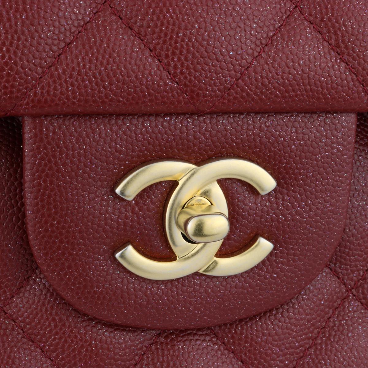 Authentic CHANEL Classic Double Flap Jumbo Bag Iridescent Burgundy Caviar with Brushed Gold Hardware 2018.

This stunning bag is in pristine condition, the bag still holds its original shape, and the hardware is still very shiny.

- Exterior
