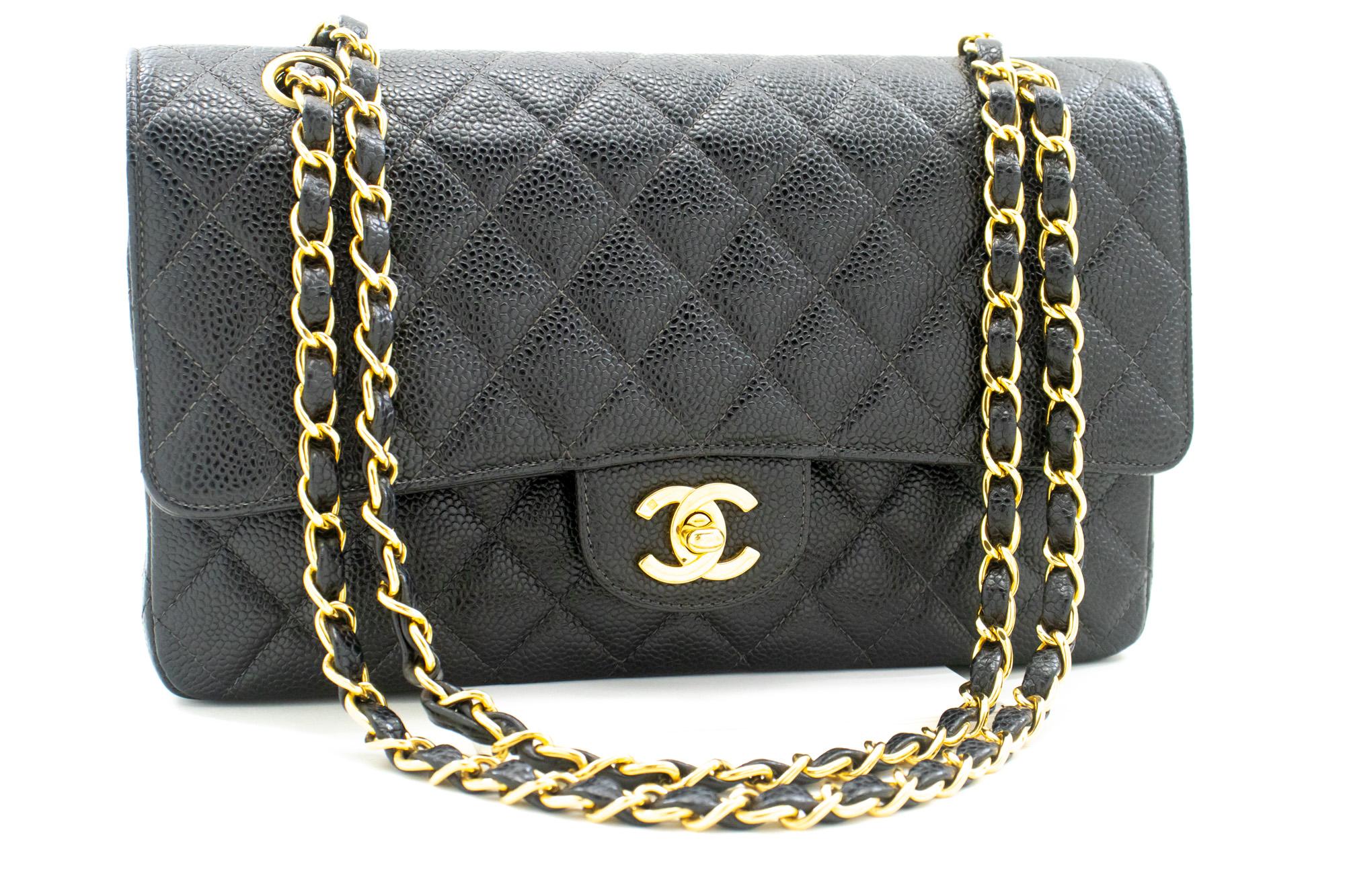 Authentique Chanel Classic Double Flap Medium Chain Shoulder Bag Black Caviar. La couleur est noire. Le matériau extérieur est le cuir. Le motif est solide. Cet article est un Vintage / Classique. L'année de fabrication serait 2000-2 0 0 2