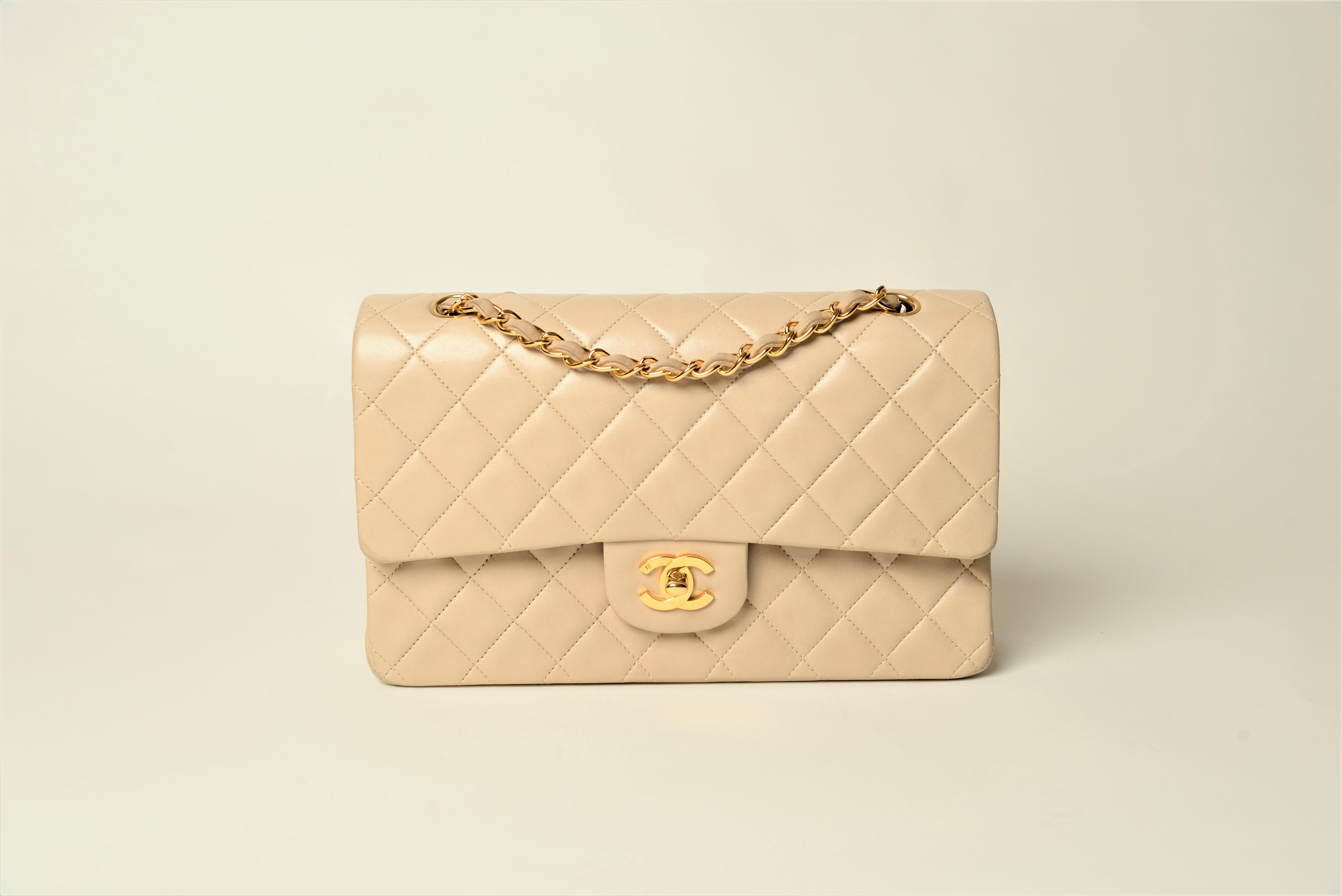 Chanel Classic Double Flap Medium Lambskin RARE Beige Gold Hardware In Good Condition In Roosendaal, NL
