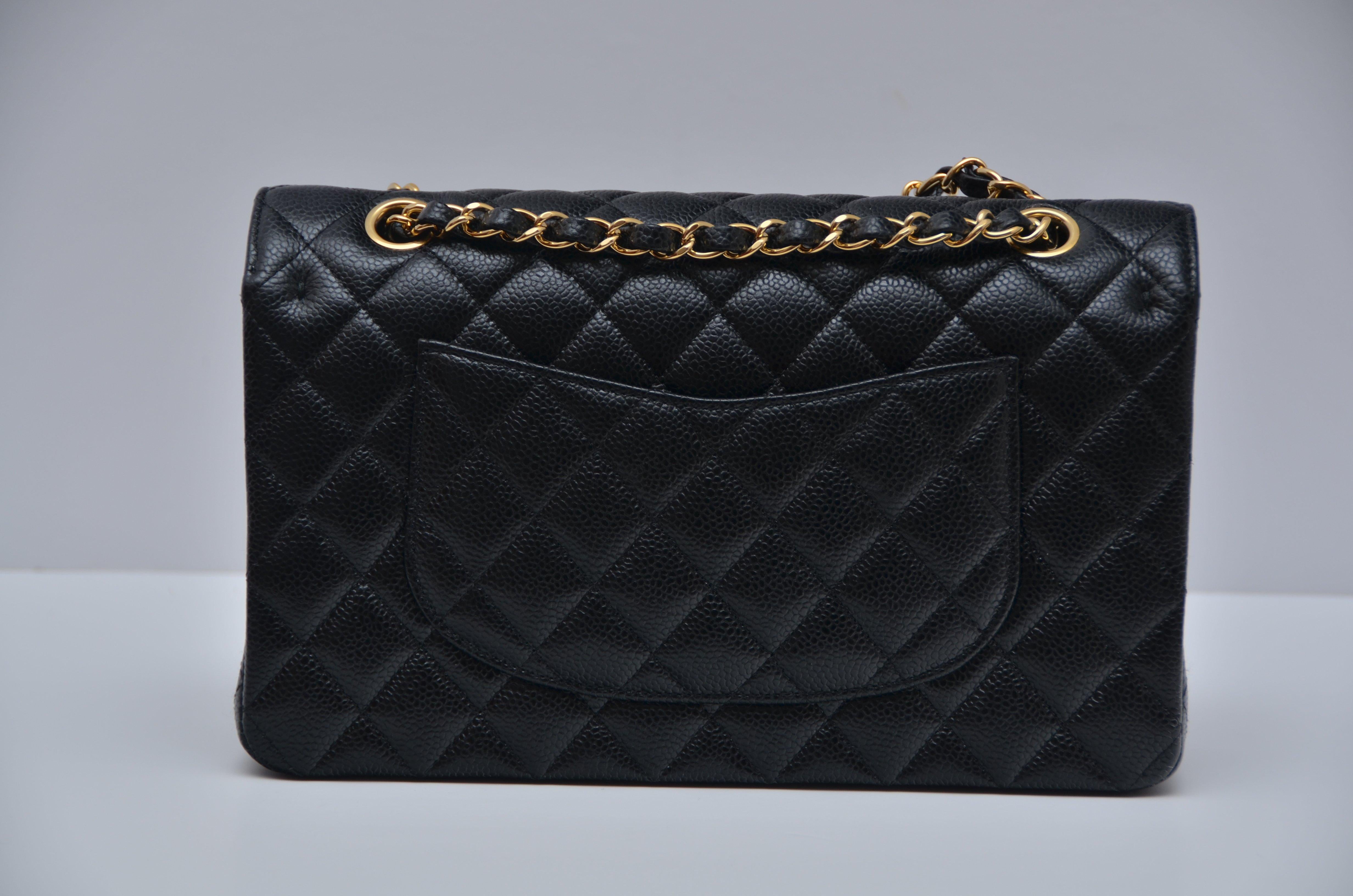 100% authentic guaranteed Chanel Double Flap handbag.
CHANEL Classic Double Flap Medium Shoulder Bag Black Caviar leather
BRAND NEW With tags attached.
Gold hardware.
Strap drop about 17