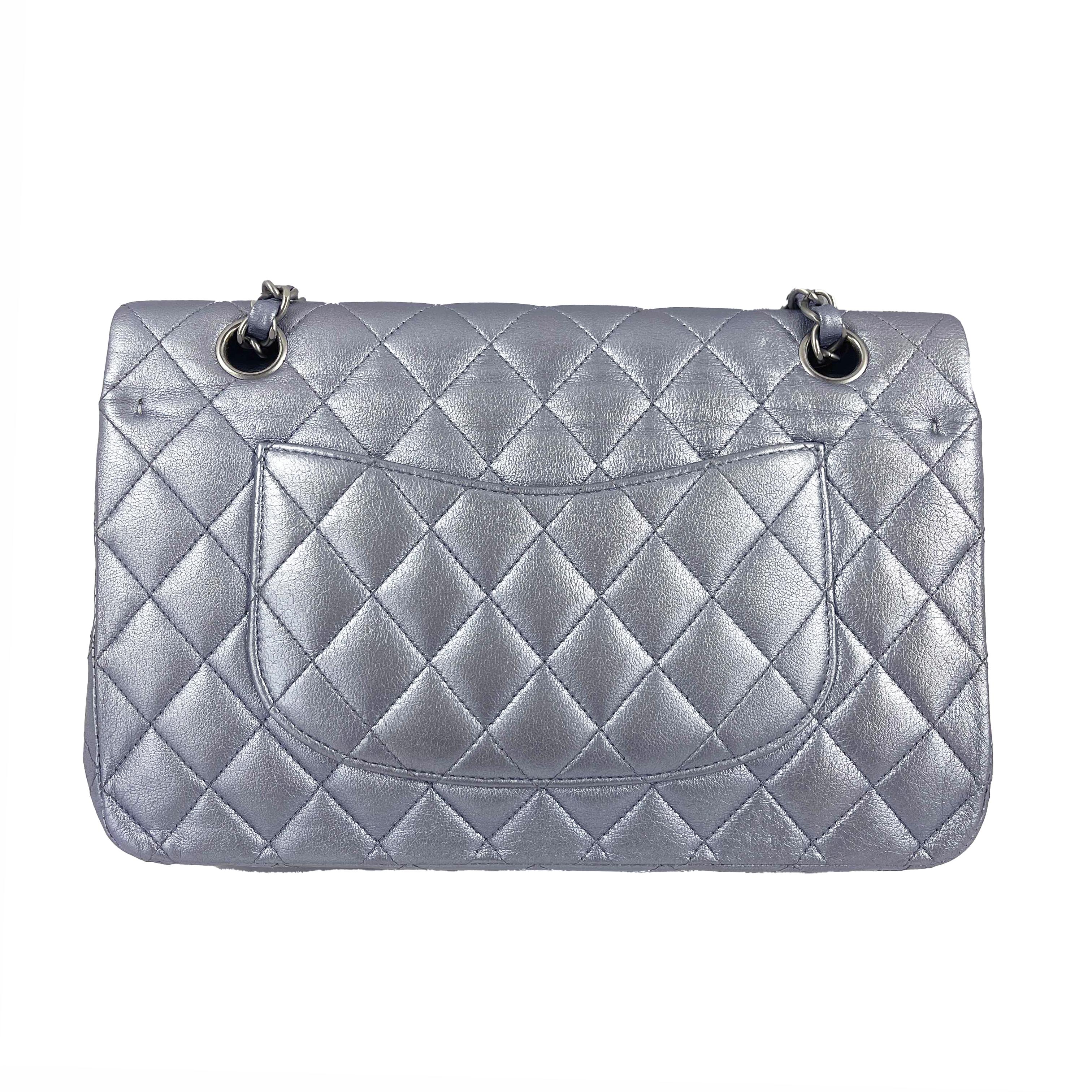 CHANEL - Excellent - Classic Double Flap Metallic Quilted Leather - Pale Metallic Purple, Silver-Toned Hardware - Handbag

Description

This Chanel classic flap handbag is from the 2010 to 2011 collection.
It is crafted with pale metallic purple