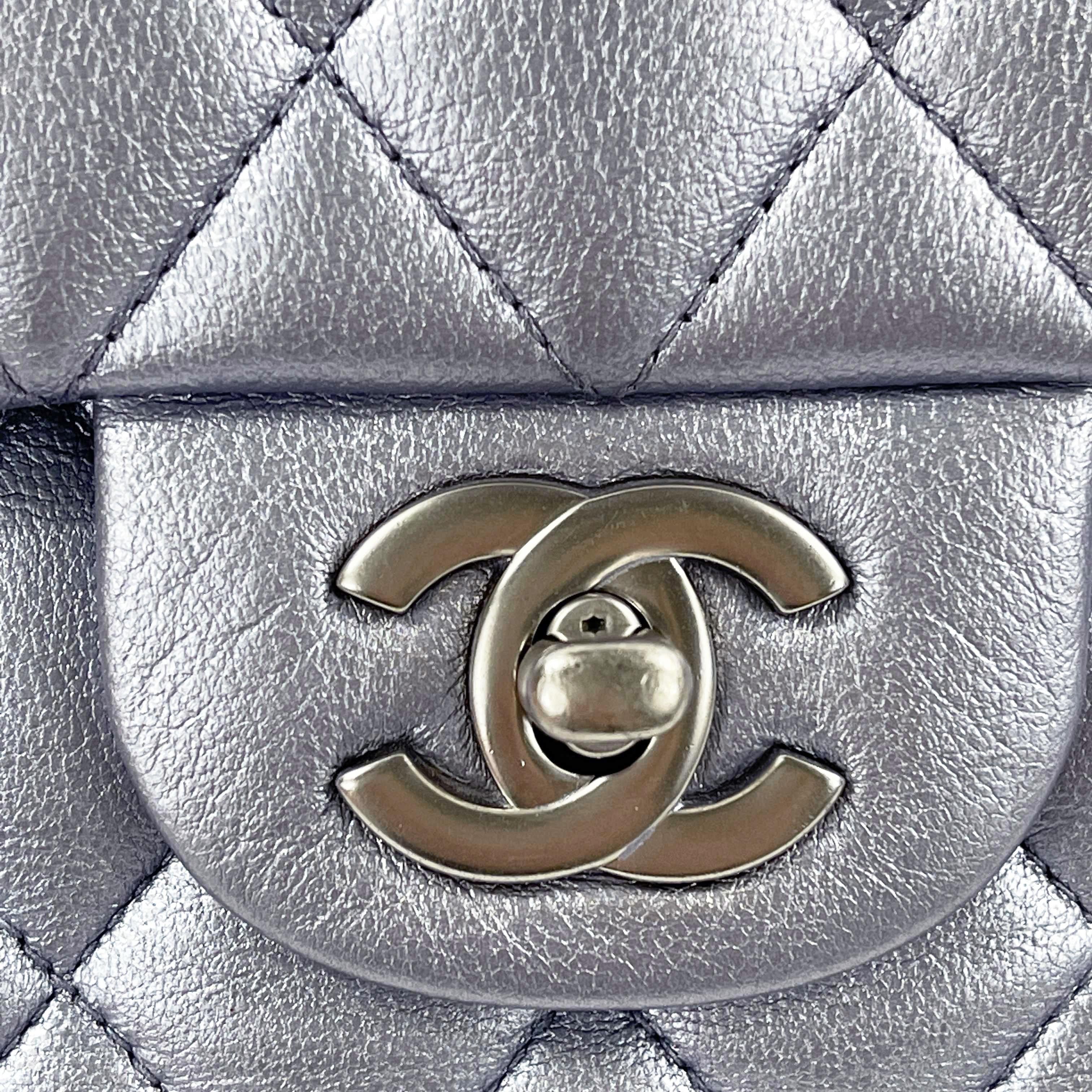 CHANEL - Classic Double Flap Metallic Silver CC Medium Leather Shoulder Bag In Excellent Condition In Sanford, FL