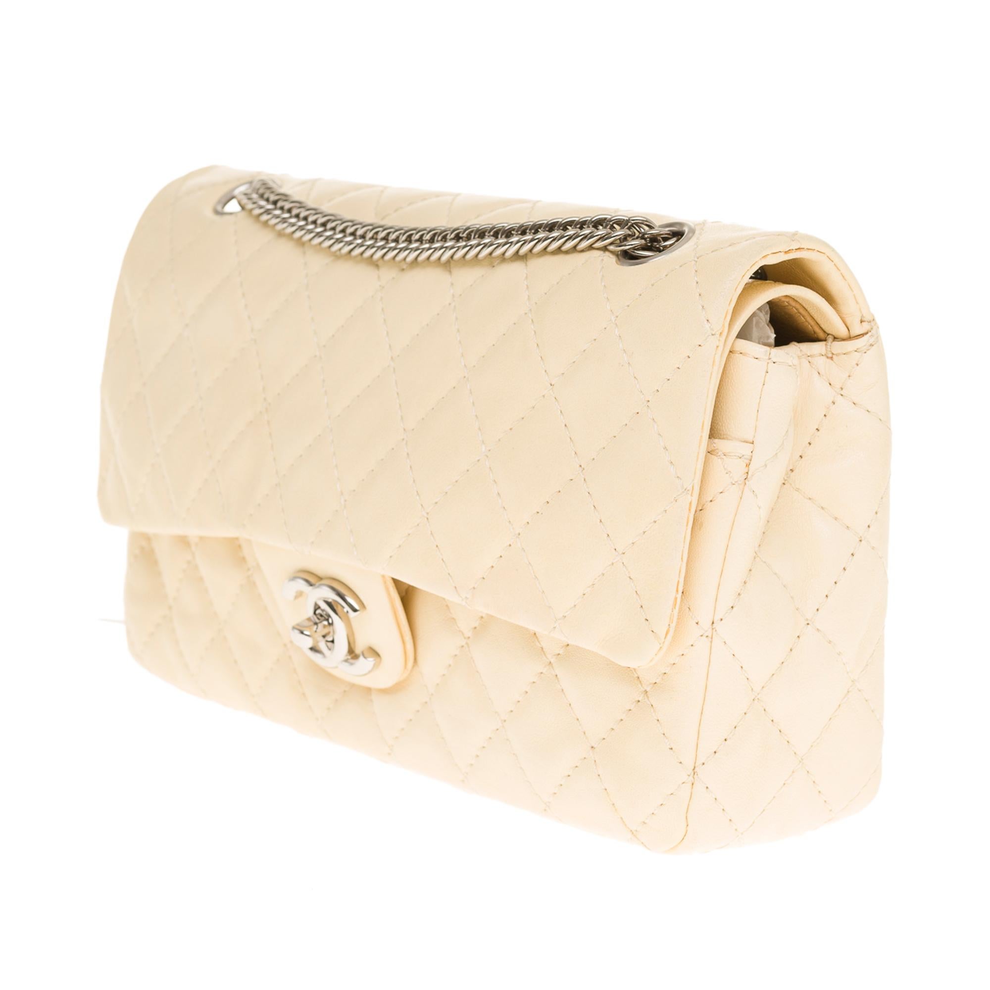Chanel Classic double Flap shoulder bag in Pink quilted lambskin, SHW In Good Condition In Paris, IDF