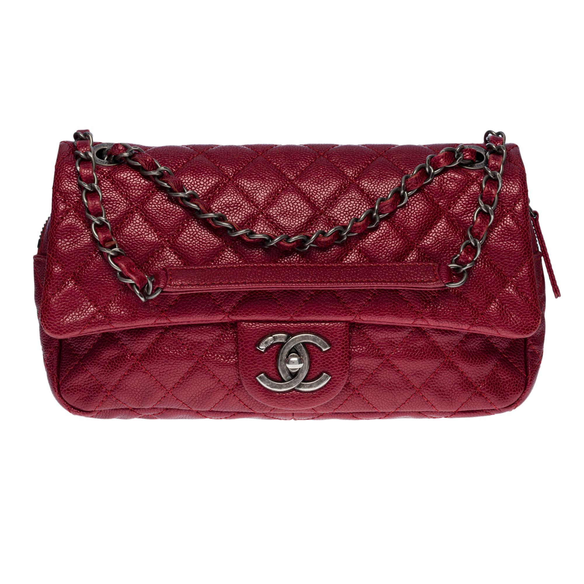 Beautiful Chanel Classic Flap bag shoulder bag in red metal caviar quilted leather , ruthenium metal hardware, a ruthenium metal chain handle interwoven with red leather for a hand and shoulder support 
 
Closure by flap, clasp CC in ruthenium metal