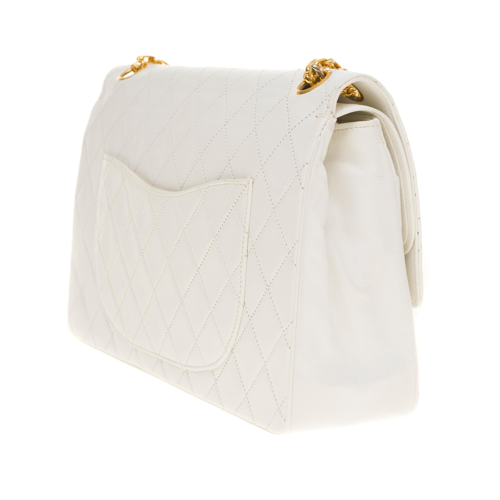 Chanel Classic double Flap shoulder bag in white quilted lambskin, GHW In Good Condition In Paris, IDF