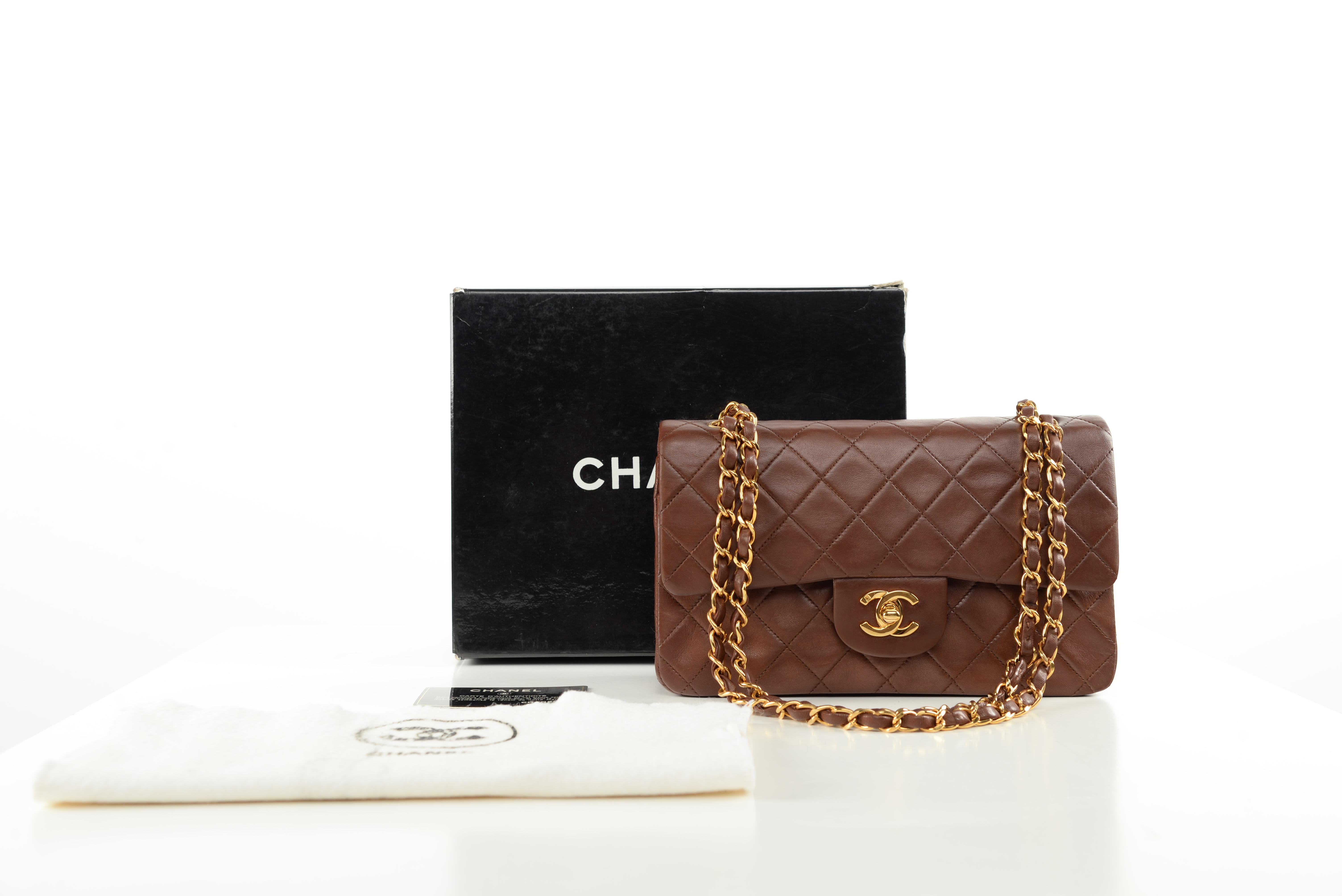 From the collection of SAVINETI we offer this Chanel Classic Flap Chestnut:
-	Brand: Chanel
-	Model: Classic Flap Small Chestnut
-	Year: 1994-1996
-	Code: 3582956
-	Condition: Good
-	Materials: Lambskin Leather, 24k gold-plated hardware
-	Extras: