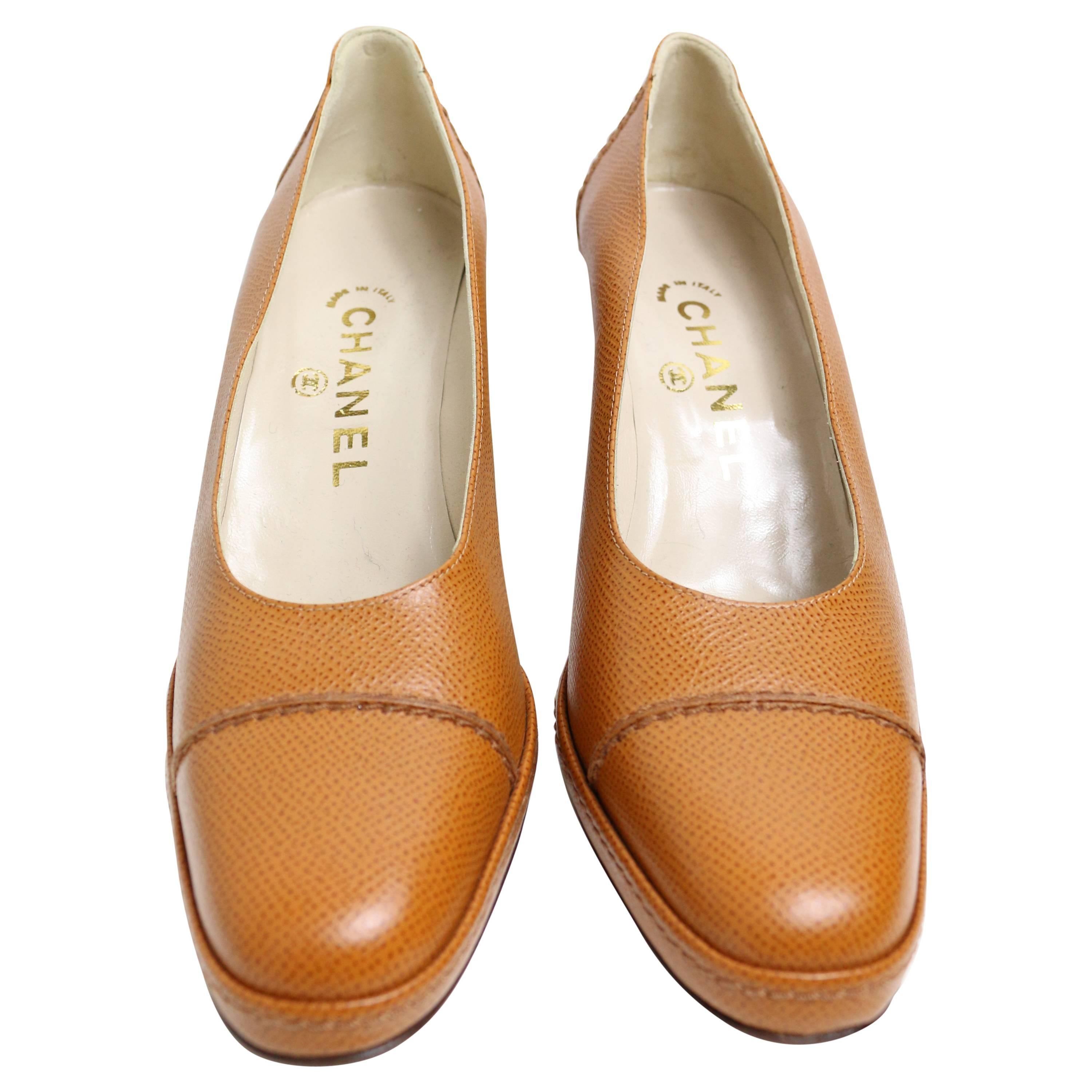 - Escarpins en cuir caviar marron classique Chanel Vintage 90s avec logo 