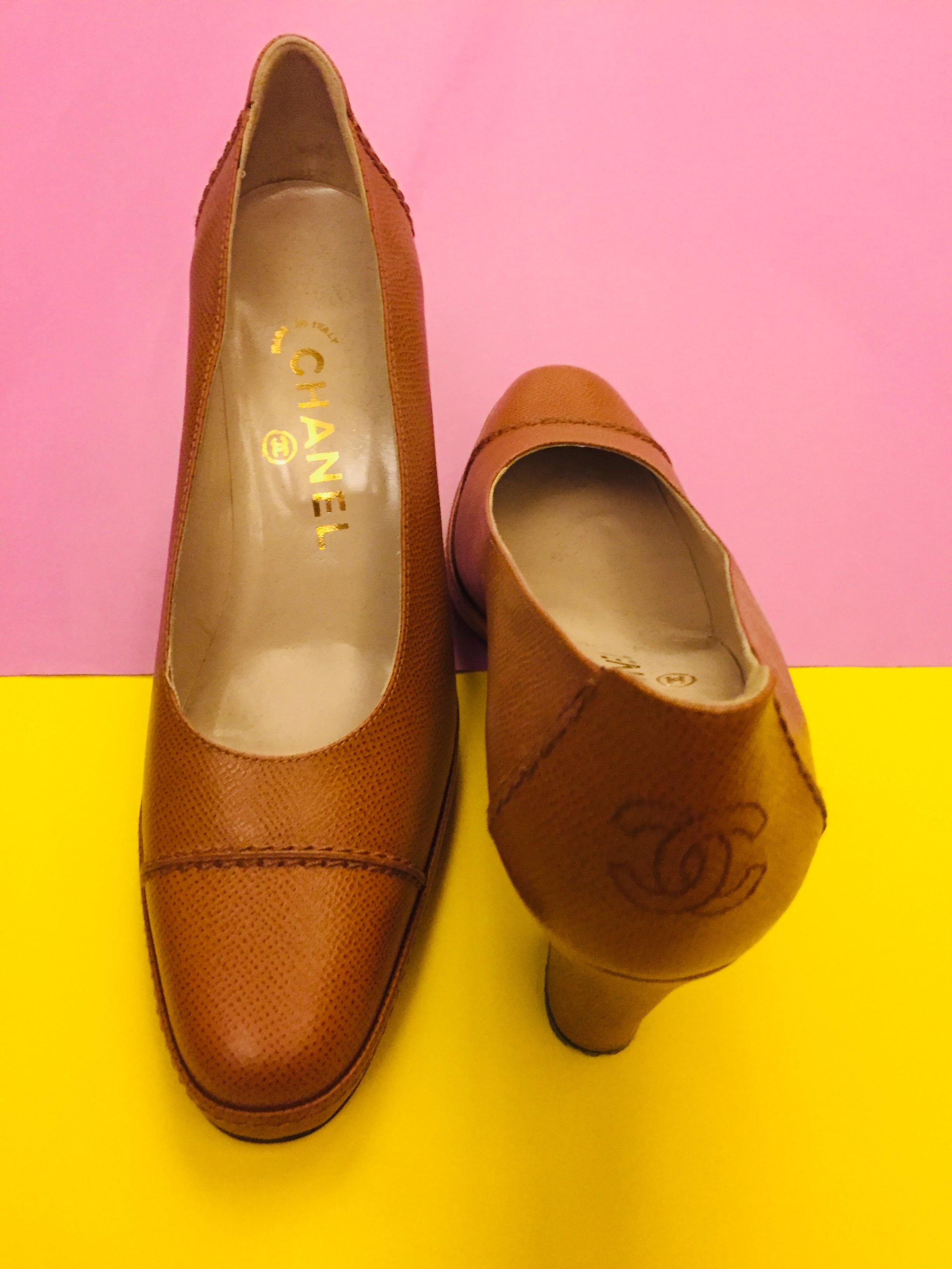 Chanel Classic CC Embossed Brown Caviar Leather Pumps (escarpins en cuir) Excellent état - En vente à Sheung Wan, HK