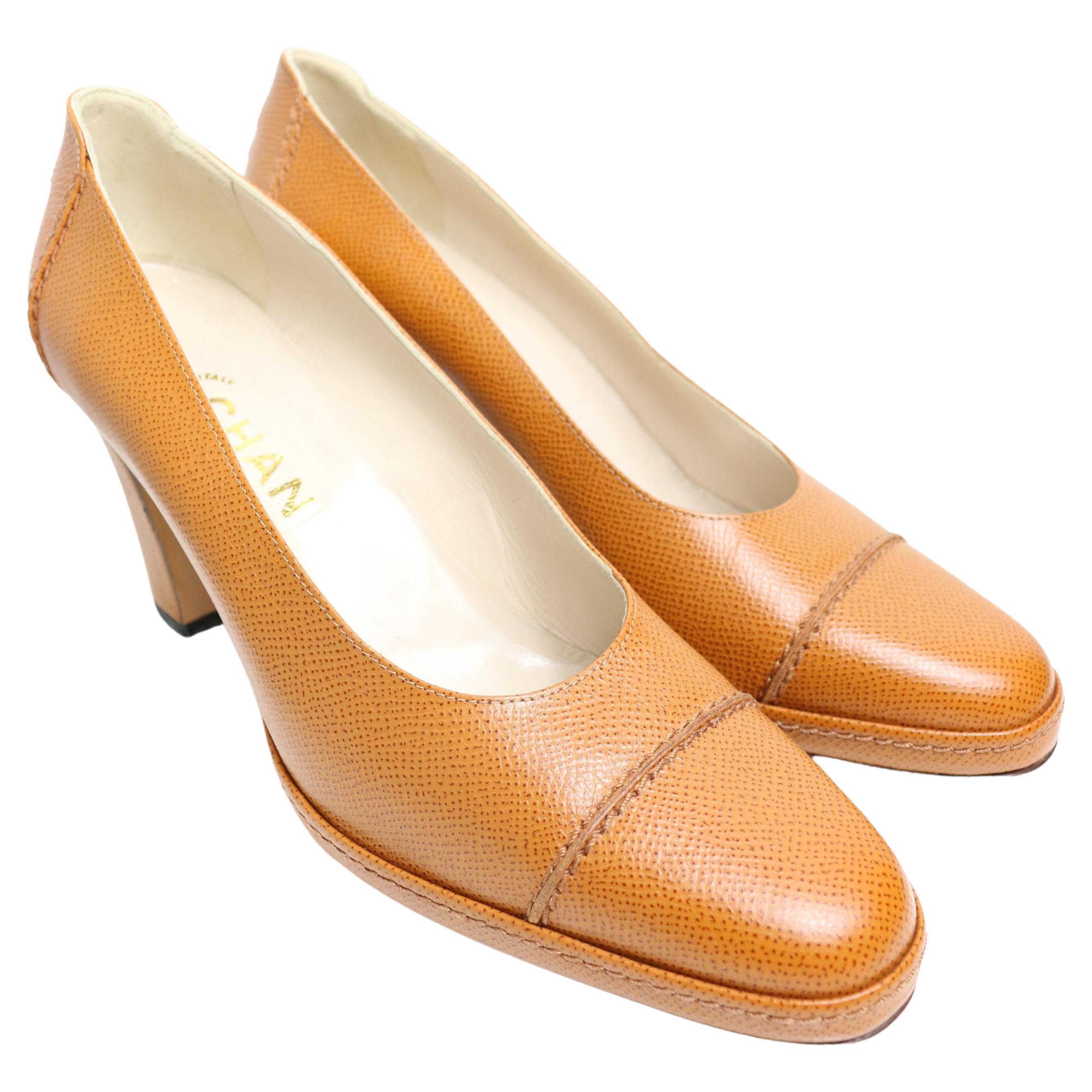 Chanel Classic CC Embossed Brown Caviar Leather Pumps (escarpins en cuir) en vente