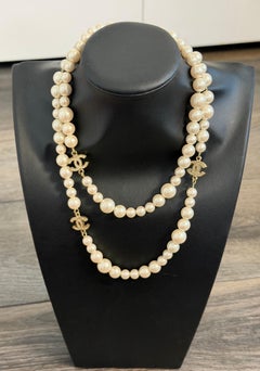 CHANEL Klassische lange Halskette mit Kunstperlen und Kristallen im CC-Design