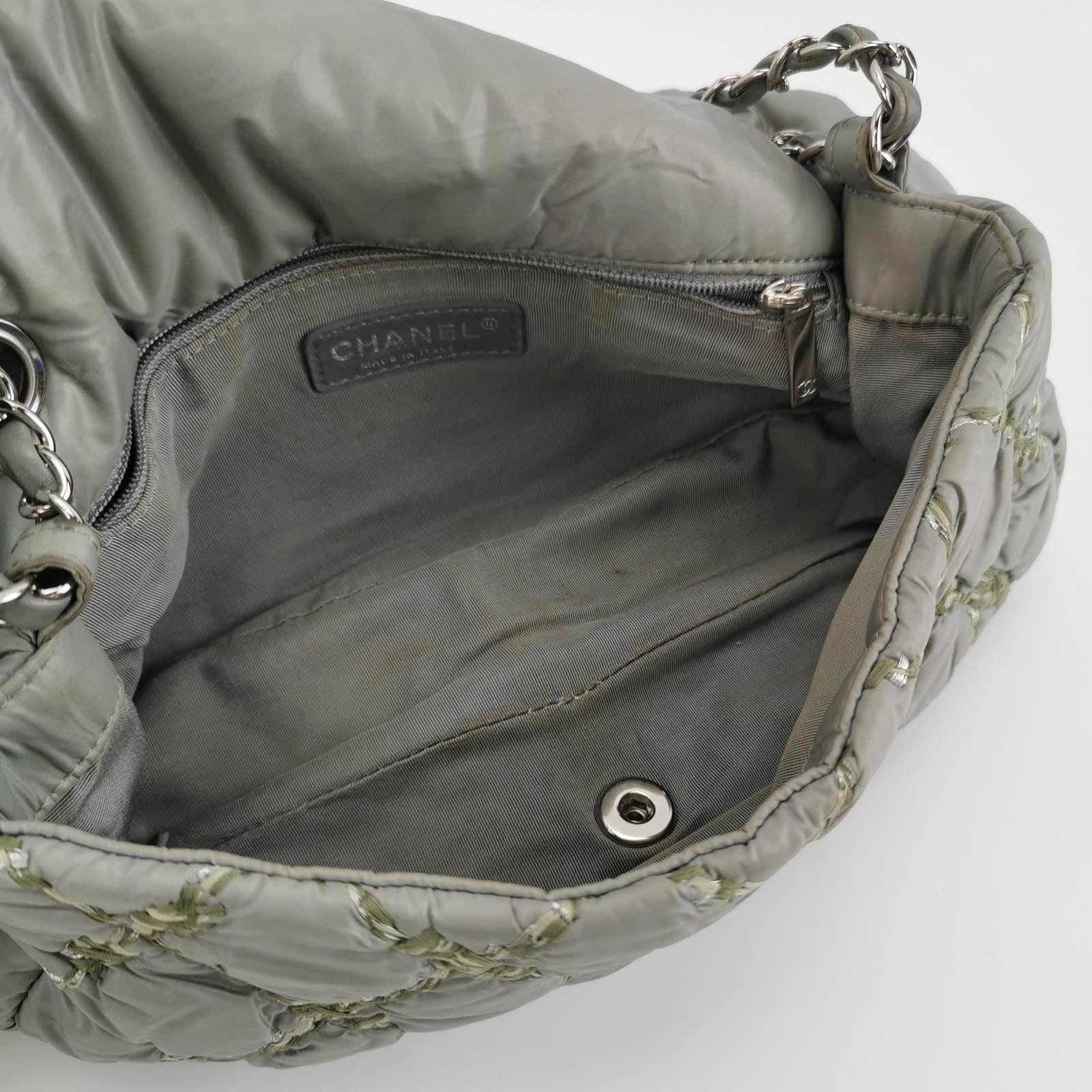Chanel Classic Flap 2011 Borsa a fisarmonica trapuntata in nylon a bolle d'aria Grigio 5