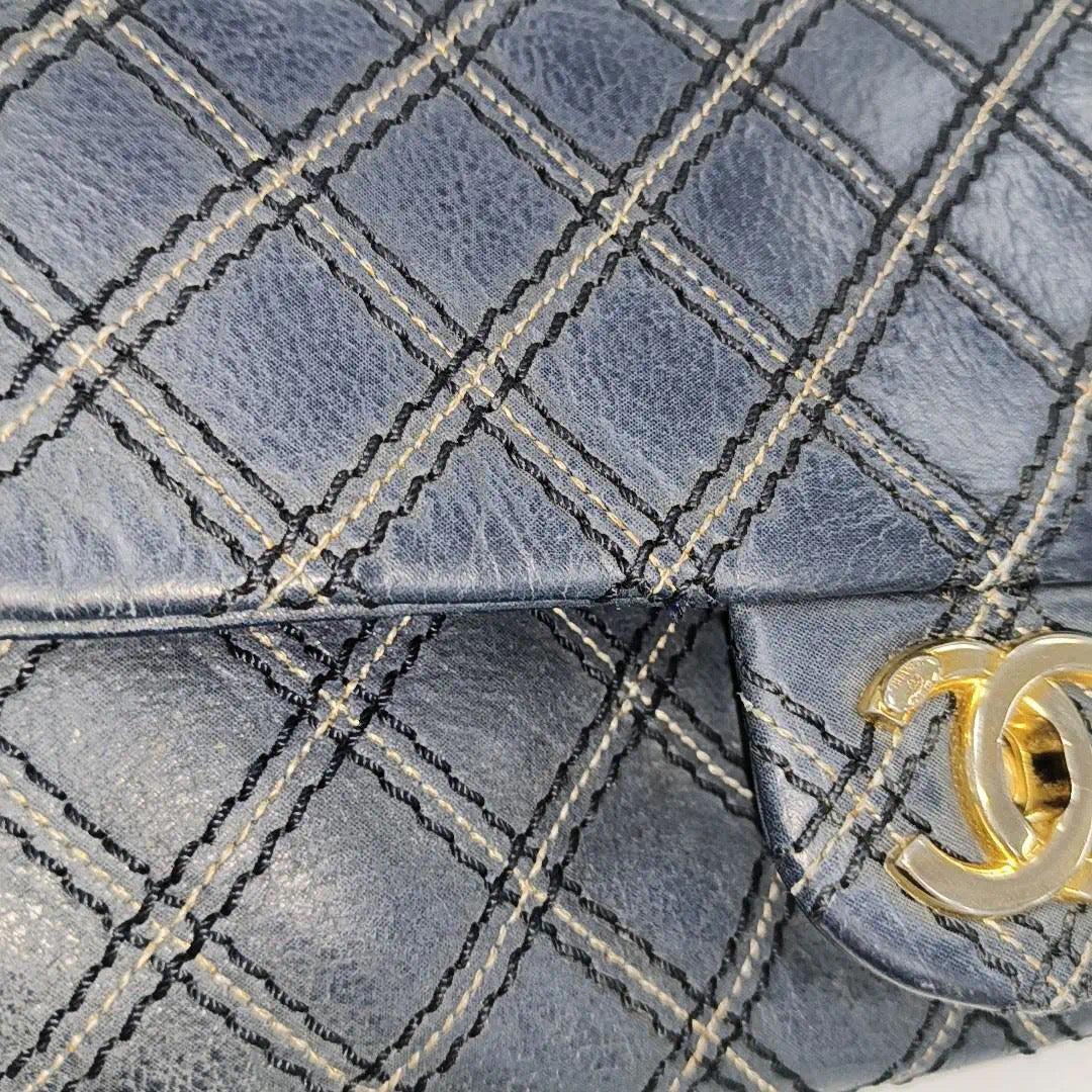 Chanel Classic Flap 2014 Bolso Crossbody mediano de tela azul marino acolchado con diamantes 6