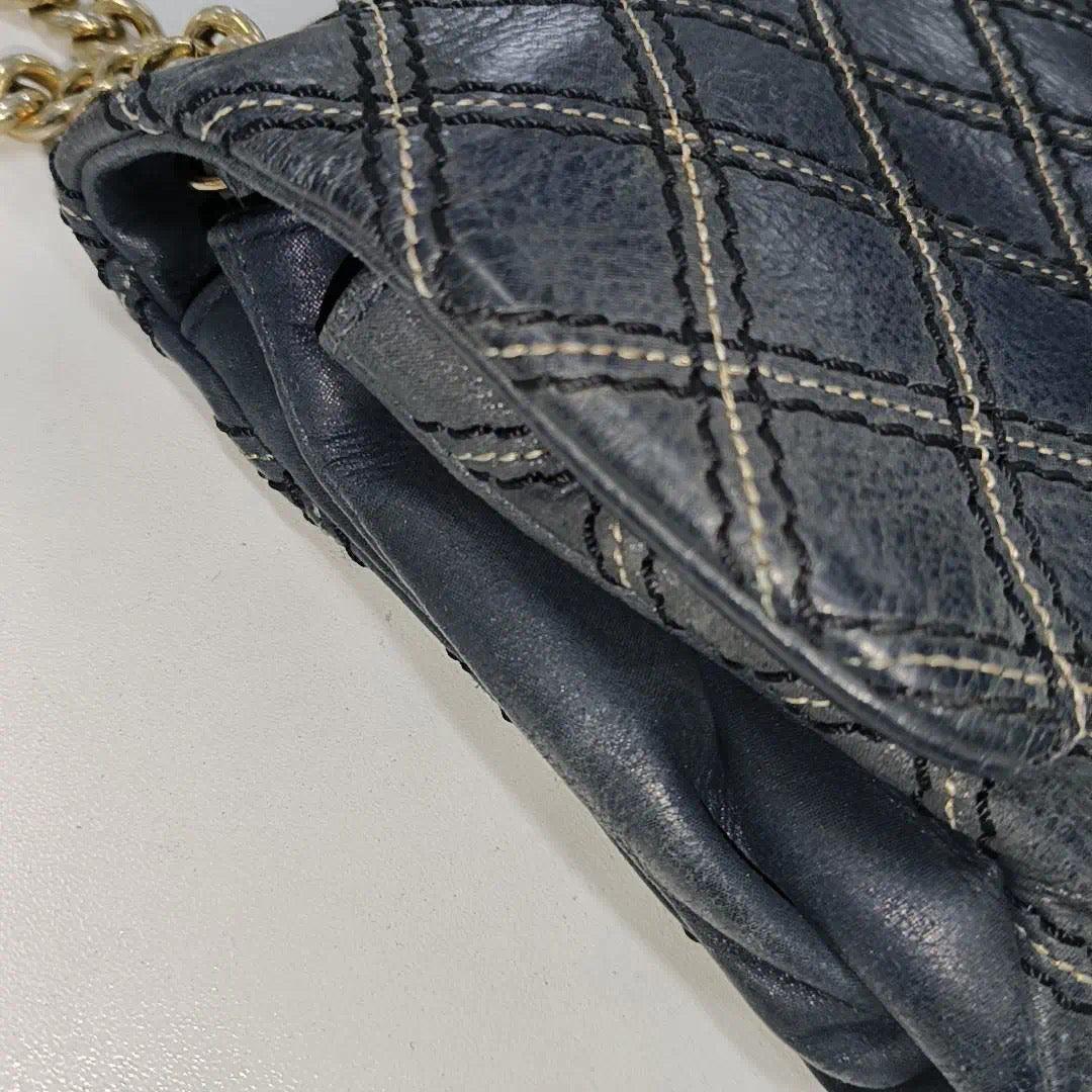 Chanel Classic Flap 2014 Bolso Crossbody mediano de tela azul marino acolchado con diamantes 7