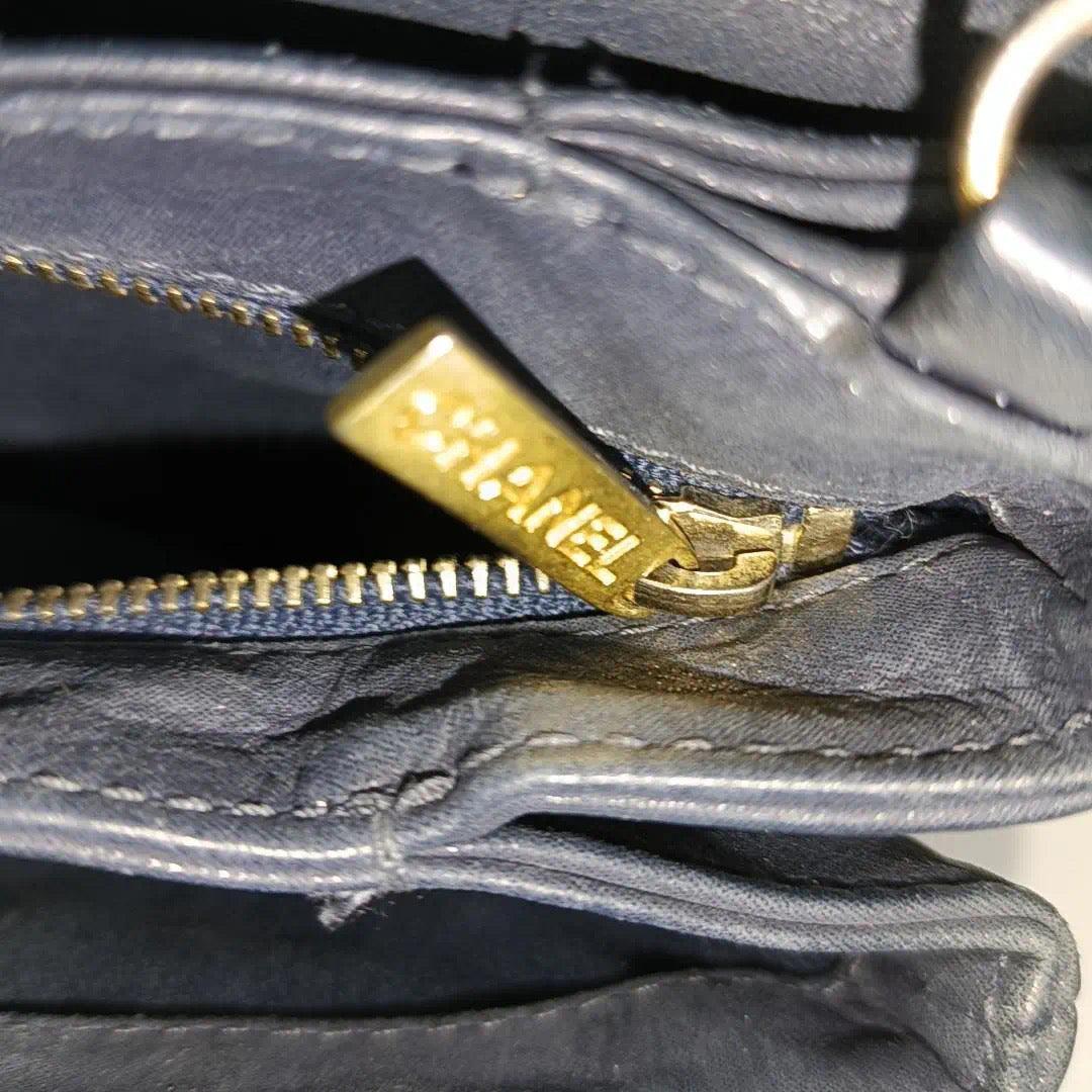 Chanel Classic Flap 2014 Bolso Crossbody mediano de tela azul marino acolchado con diamantes 13