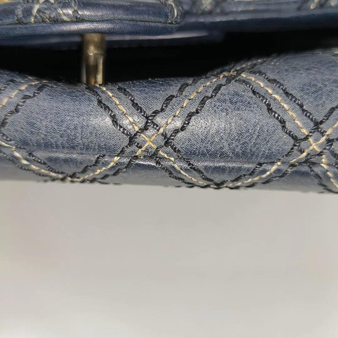 Chanel Classic Flap 2014 Bolso Crossbody mediano de tela azul marino acolchado con diamantes 14
