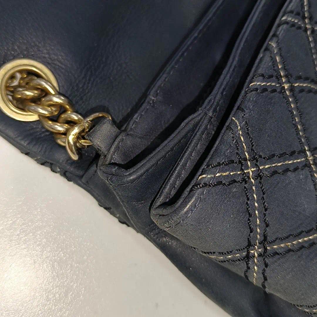 Chanel Classic Flap 2014 Bolso Crossbody mediano de tela azul marino acolchado con diamantes 16