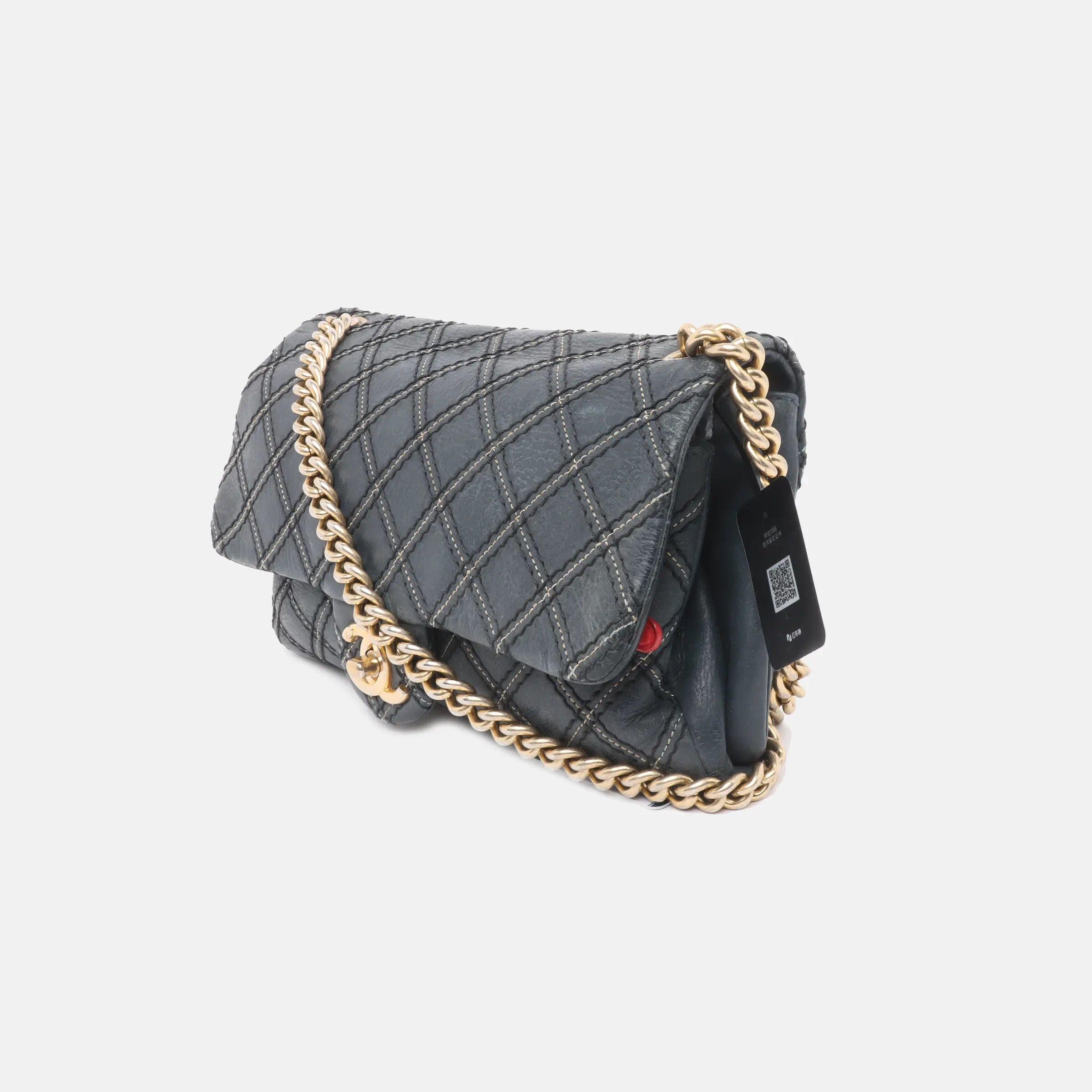 Chanel Classic Flap 2014 Bolso Crossbody mediano de tela azul marino acolchado con diamantes en Bueno Estado en AUBERVILLIERS, FR