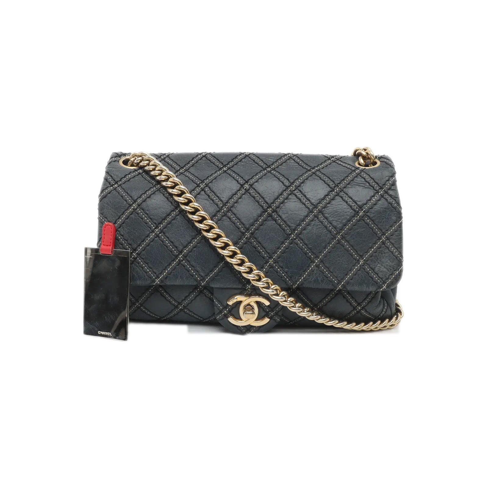 Chanel Classic Flap 2014 Bolso Crossbody mediano de tela azul marino acolchado con diamantes 1